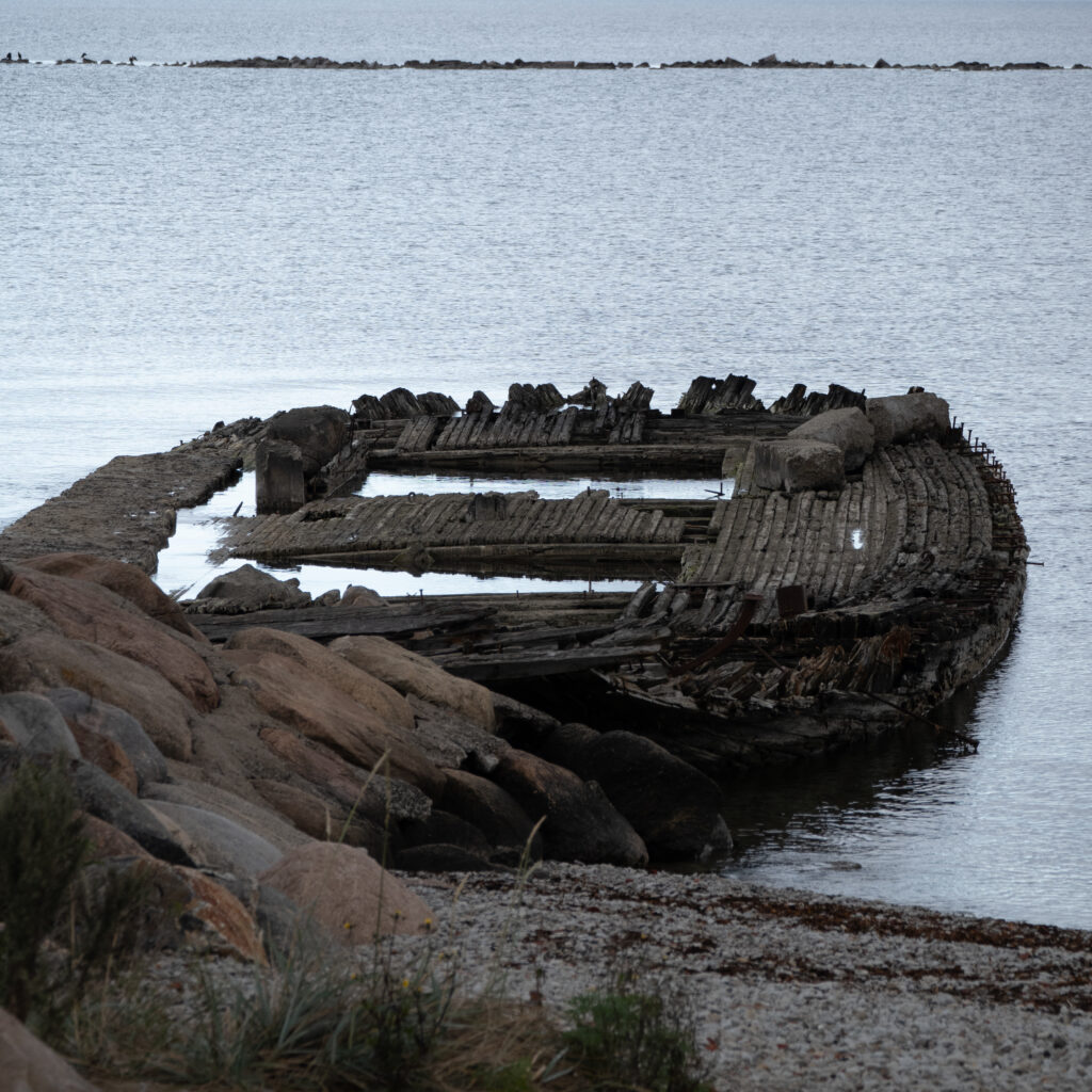 Vana uppunud laevavrakk kivisel rannal.