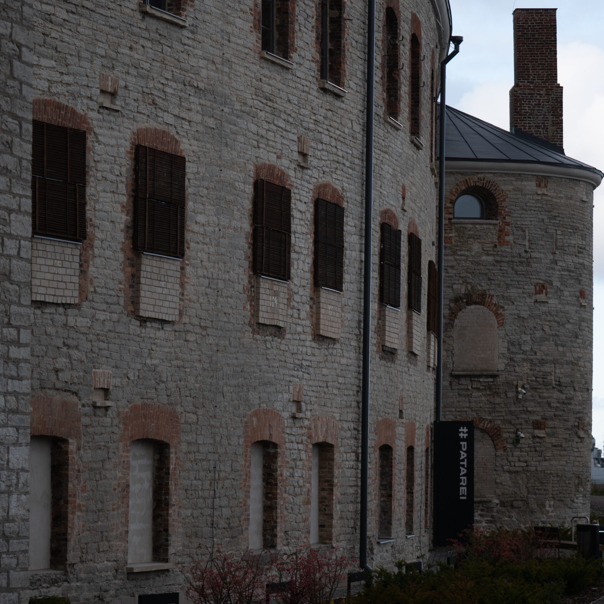 Ajalooline tellis- ja kivimüüridega hoone kirjaga „Patarei”.