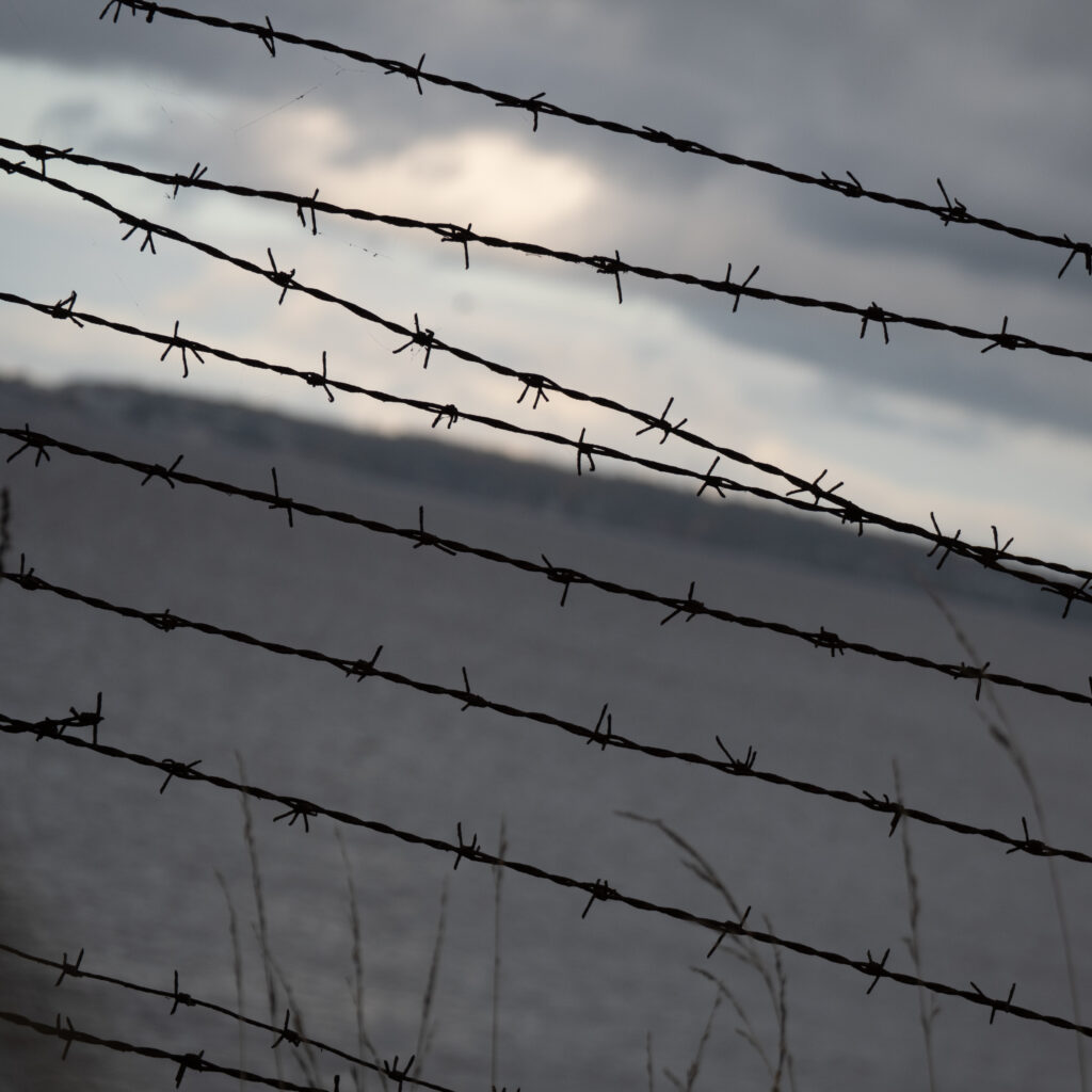 Okastraattara pilvise taeva taustal.