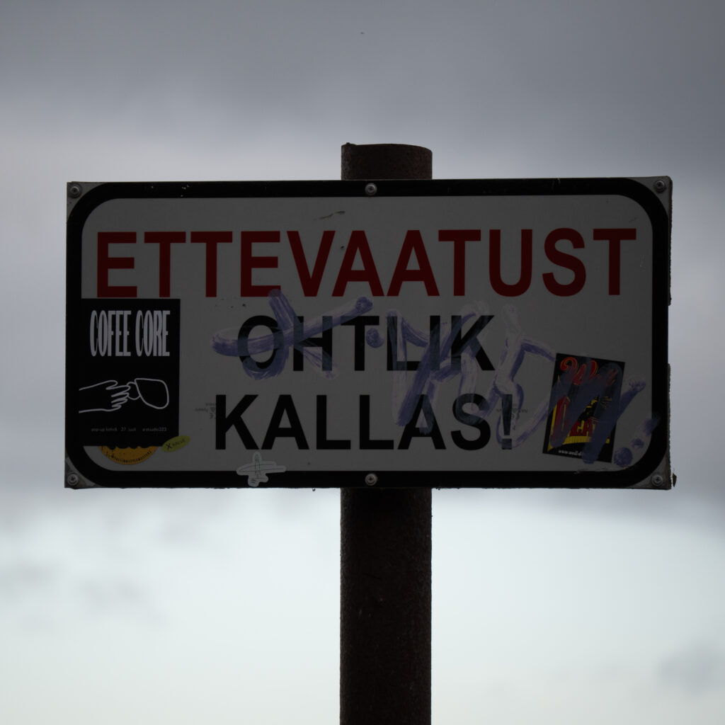 Kleebistega kaetud silt soome keeles.