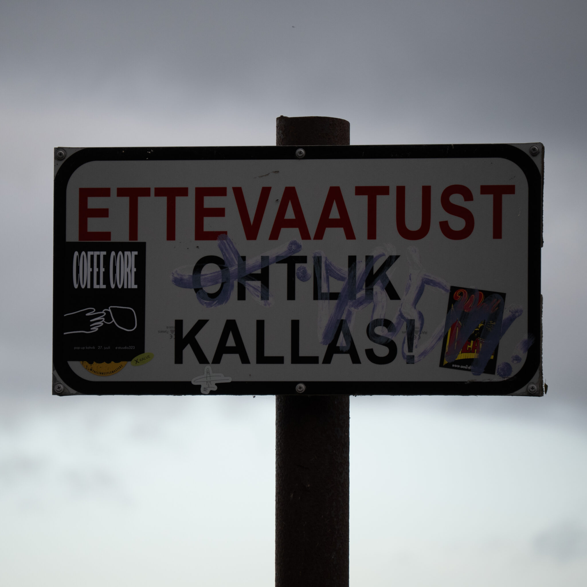 Kleebistega kaetud silt soome keeles.