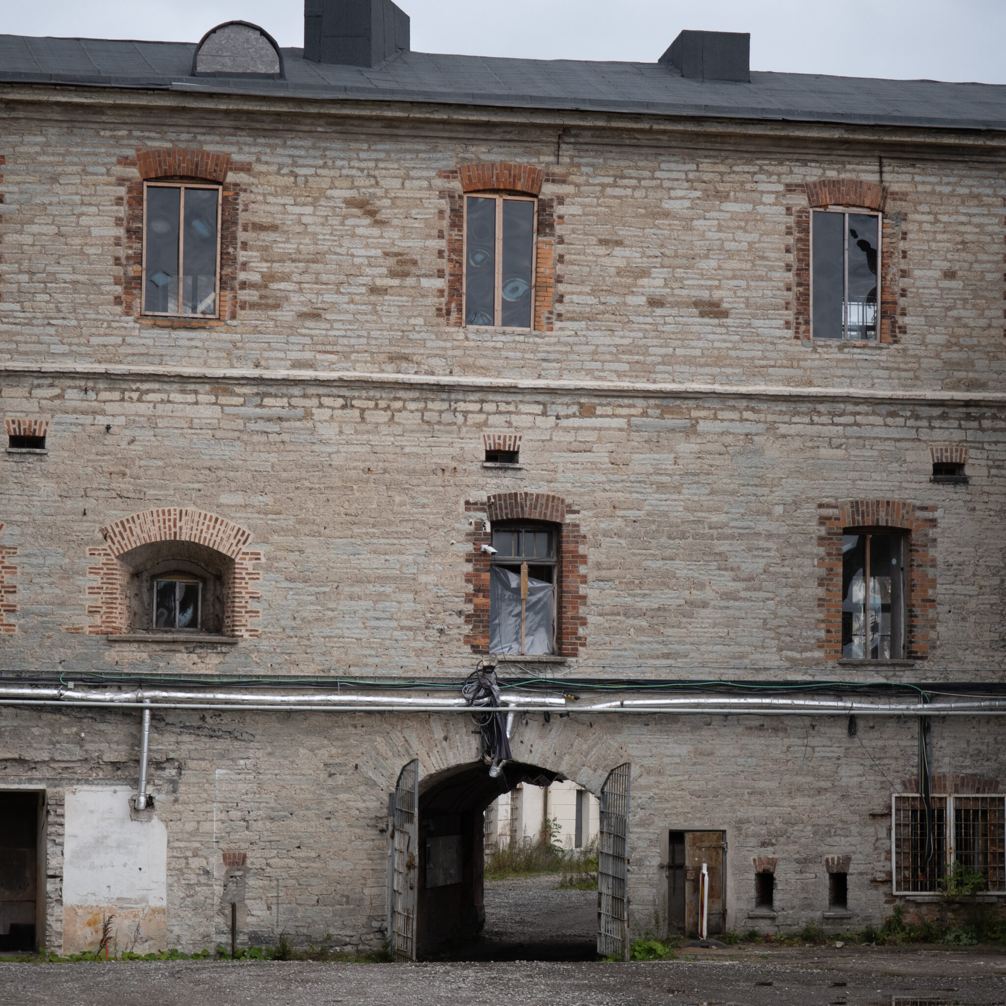 Vana tellishoone kaarjate ustega ja akendega.