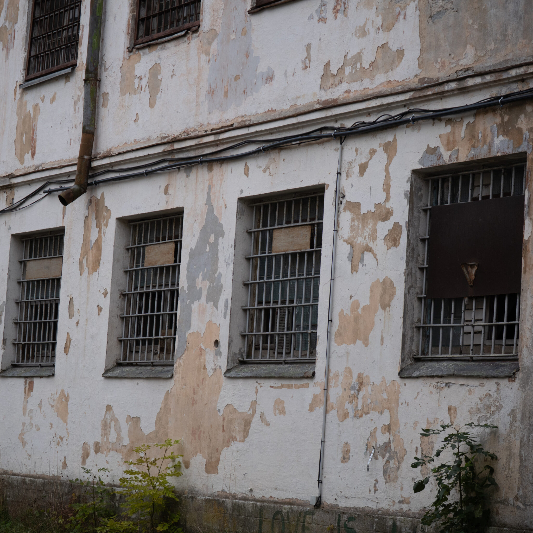 Vana lagunenud hoone trellitatud akendega.