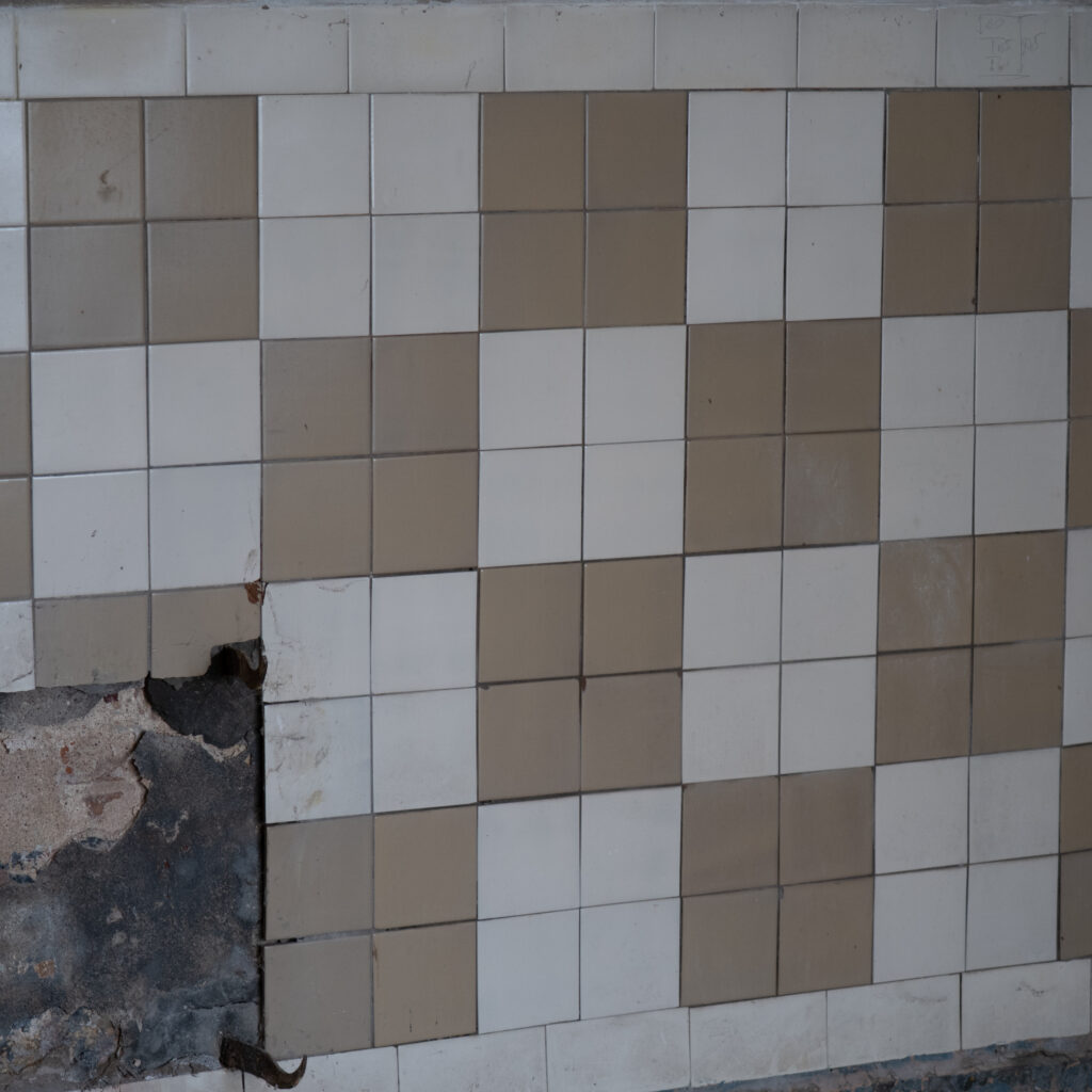 Plaatseina osaliselt puudu olevad plaadid ja pragu.