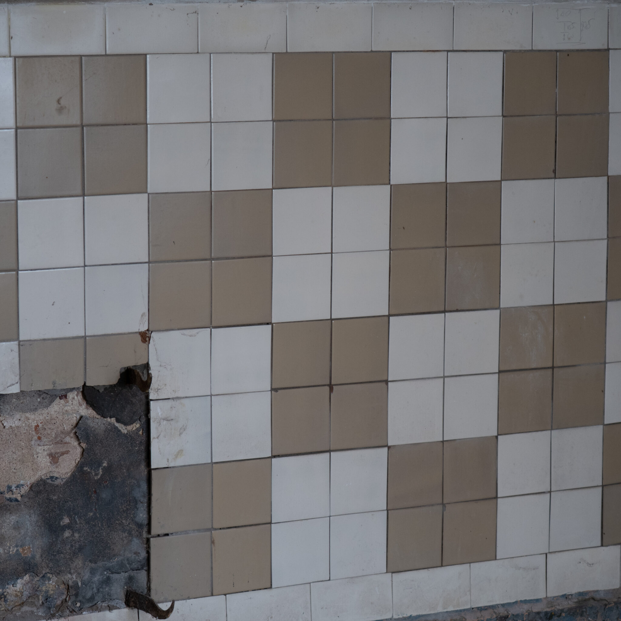 Plaatseina osaliselt puudu olevad plaadid ja pragu.