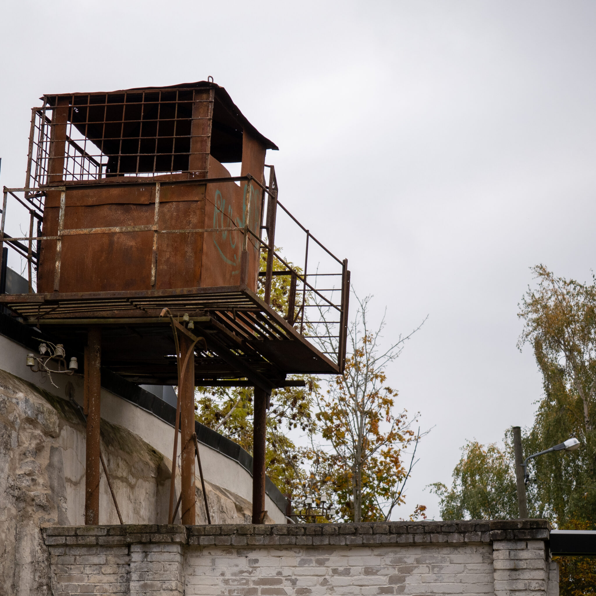 Vana roostes vahitorn grafitiga kivimüüri peal.