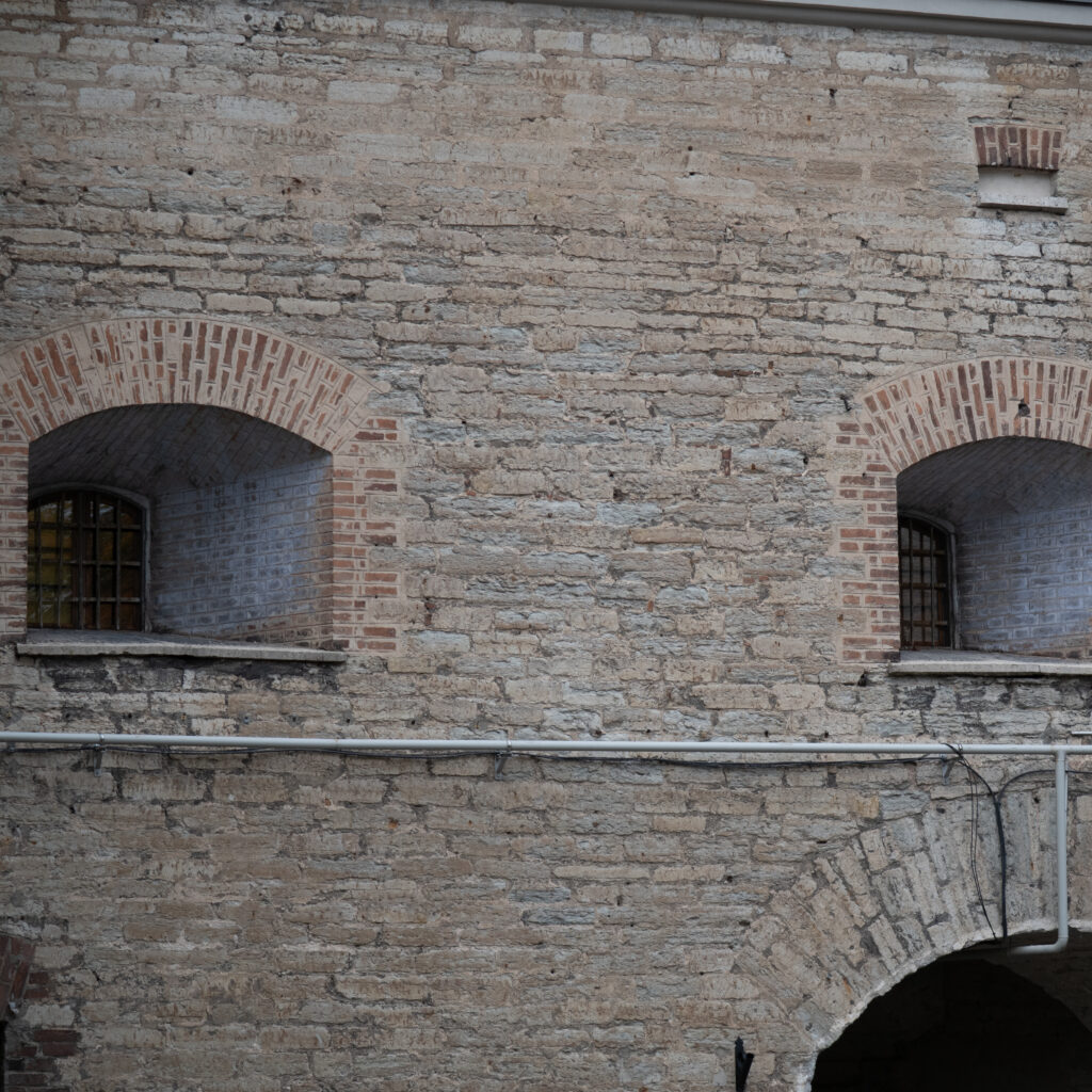 Muistne tellismüür kahe kaarakuusega.