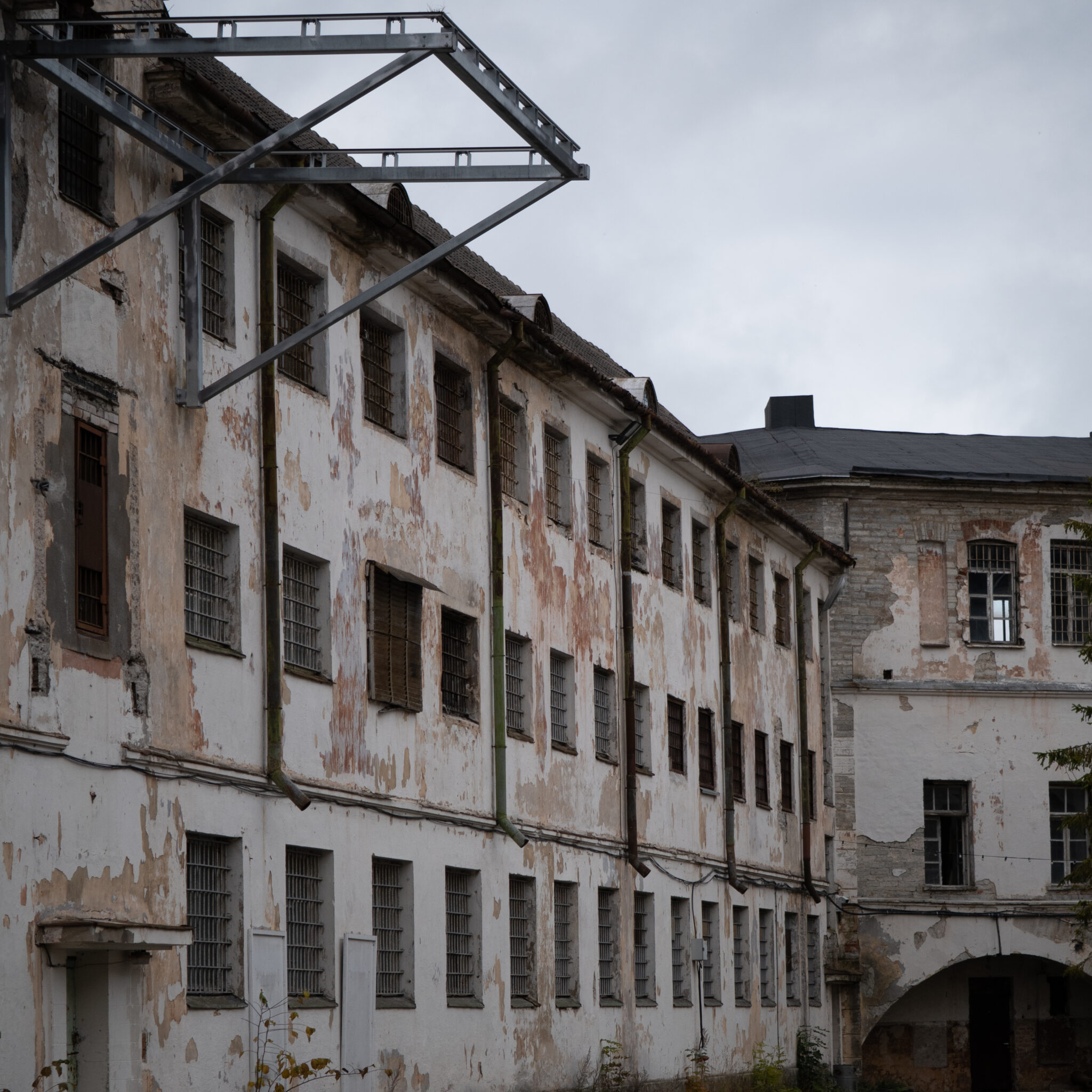 Vana lagunenud hoone trellitatud akendega.