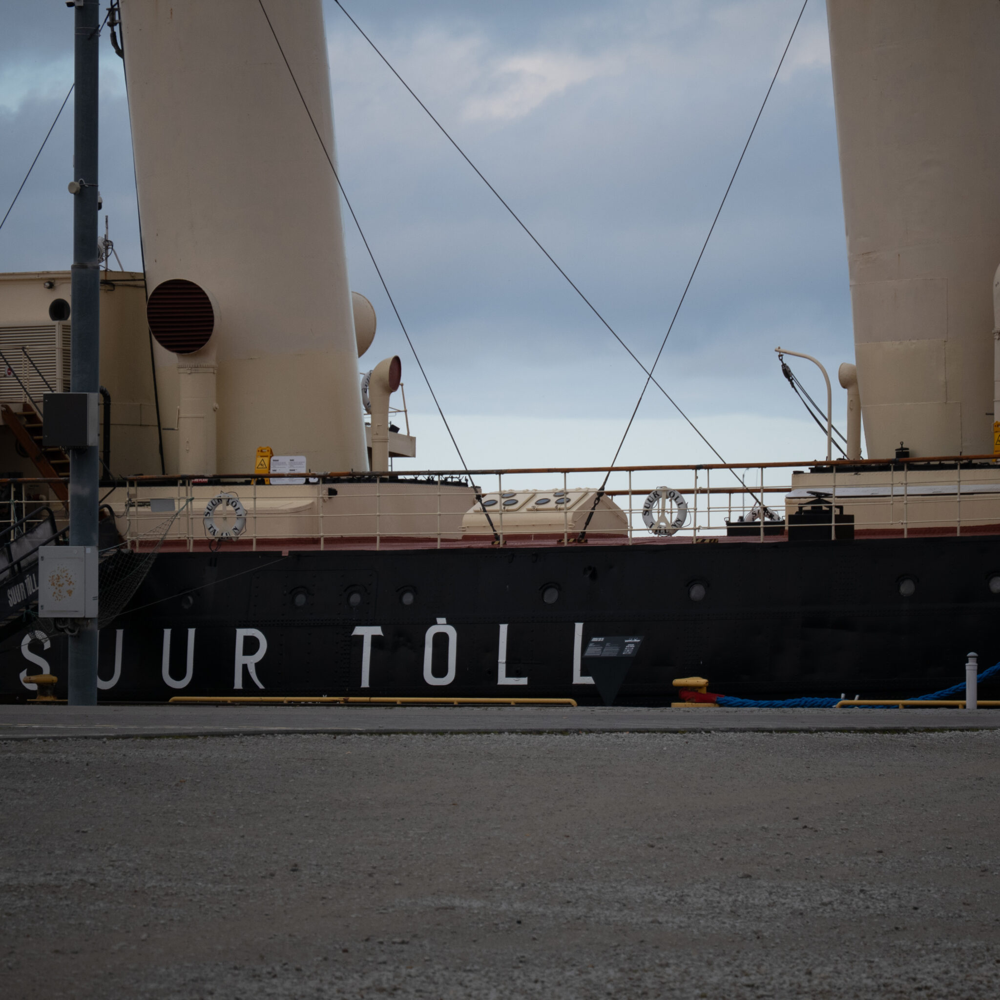 Suur laev nimega Suur Tõll seisab sadamas.