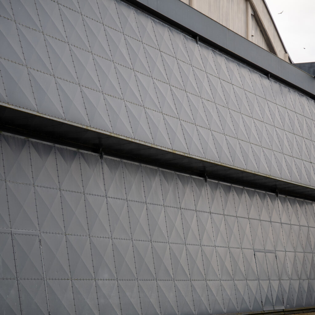 Kaasaegne hoone fassaad geomeetrilise mustriga.