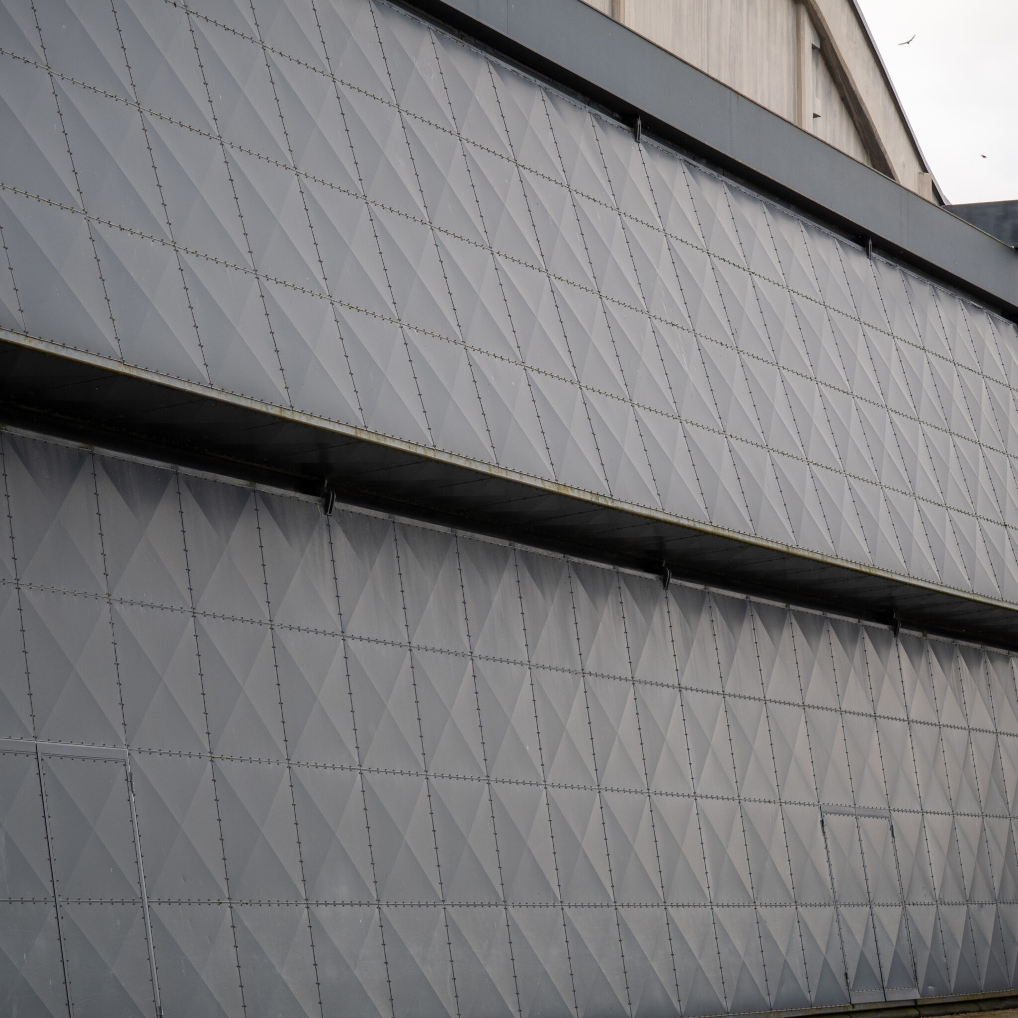 Kaasaegne hoone fassaad geomeetrilise mustriga.