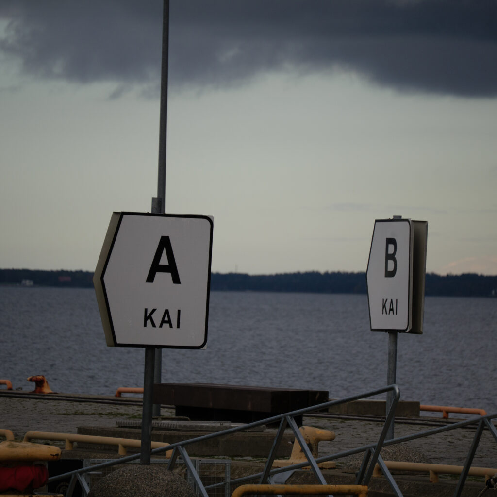 Sildid A ja B viitavad kail vee ääres.