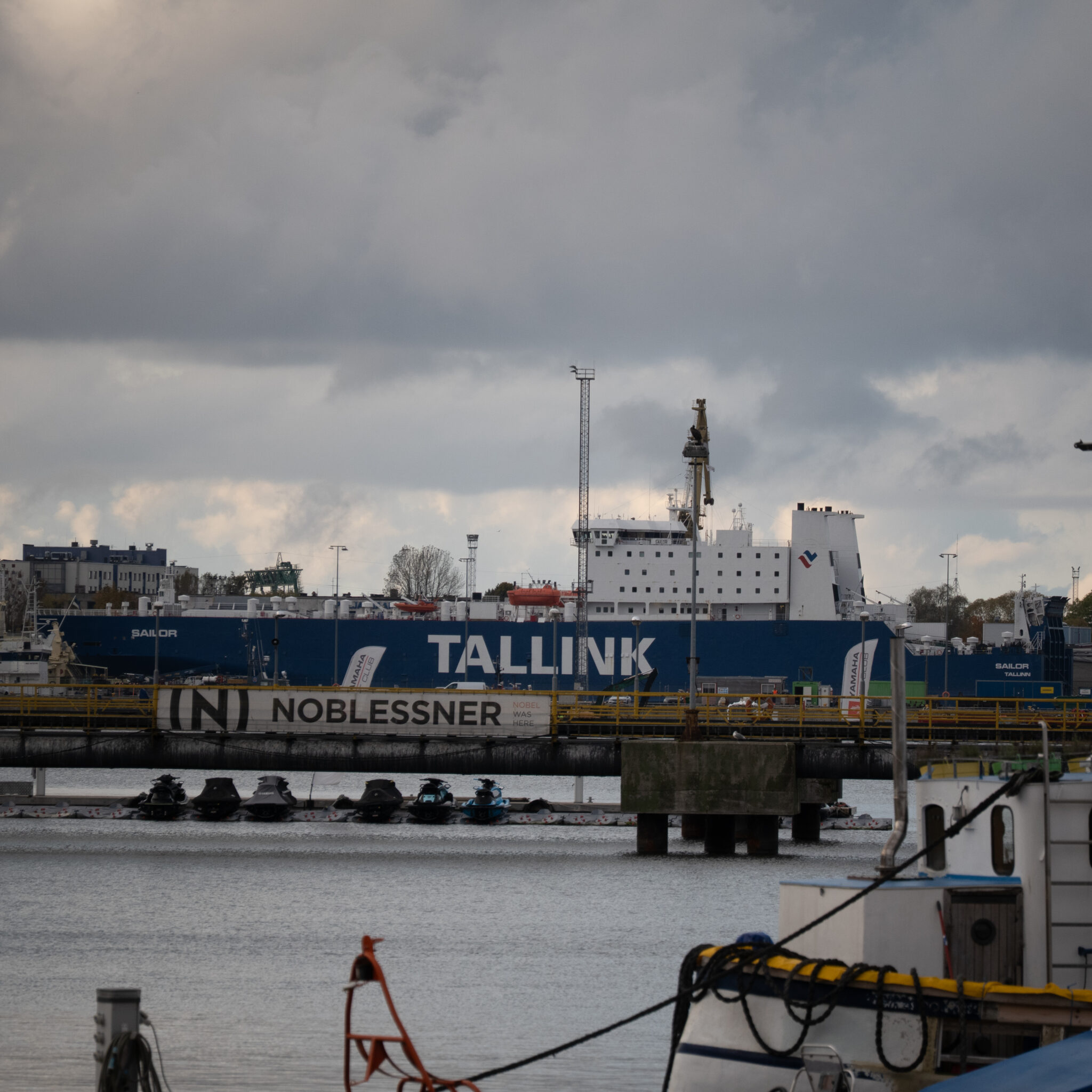 Suur Tallinki laev sillaga sadamas.