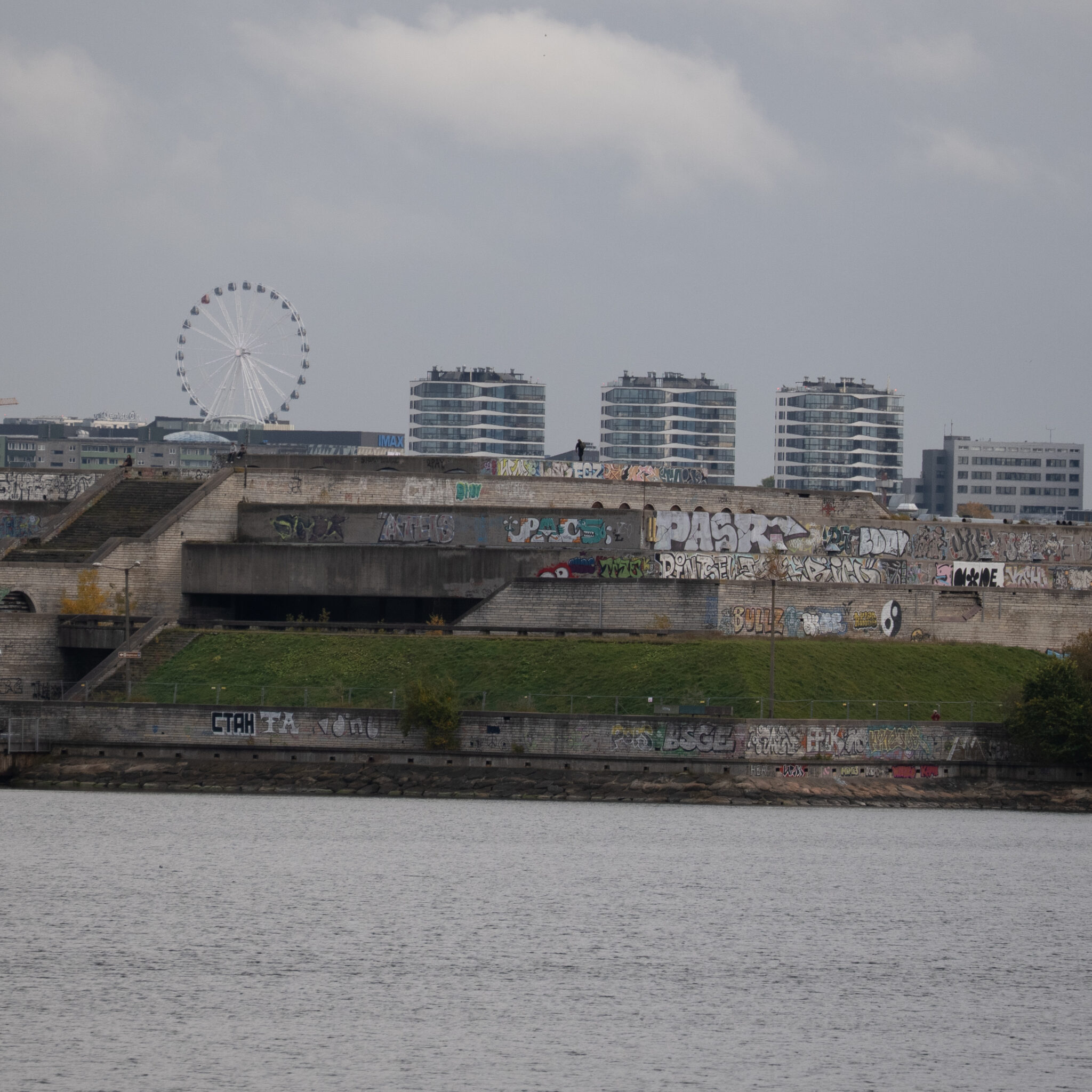 Vaateratas ja kaasaegsed hooned kauguses.