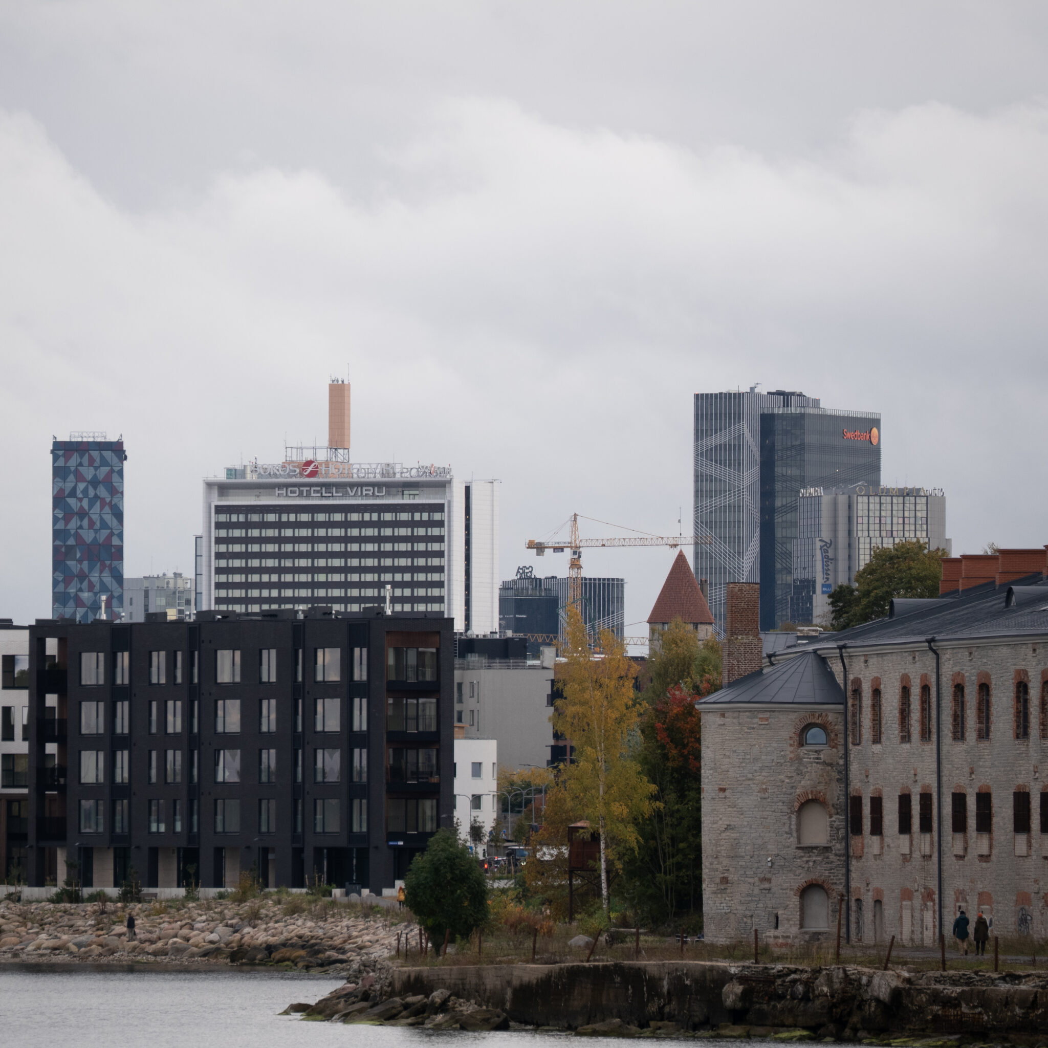 Kaasaegsed ja vanad hooned Tallinnas.