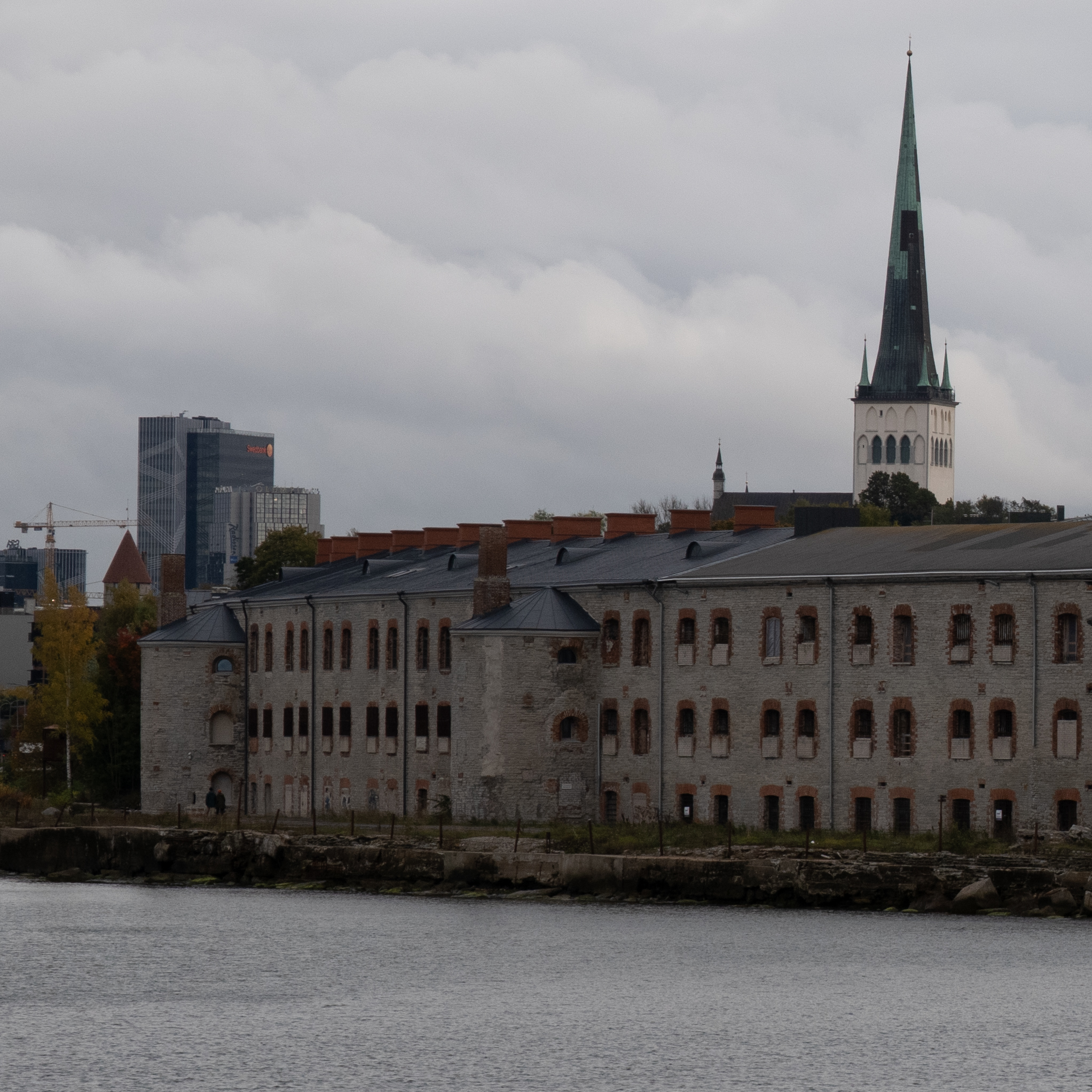 Muistne torn ja jõgi, taustal modernsed pilvelõhkujad.