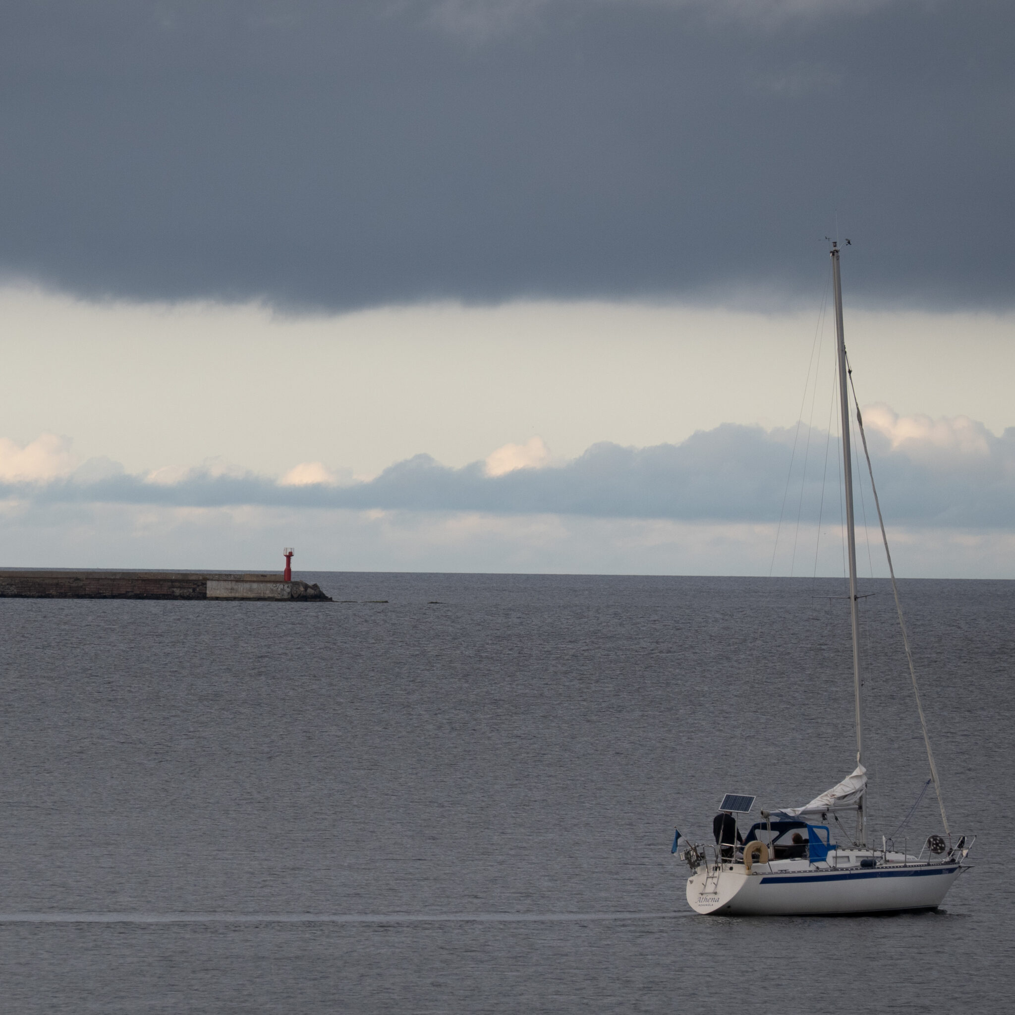 Purjekas rahulikul merel, kauguses tuletorn.