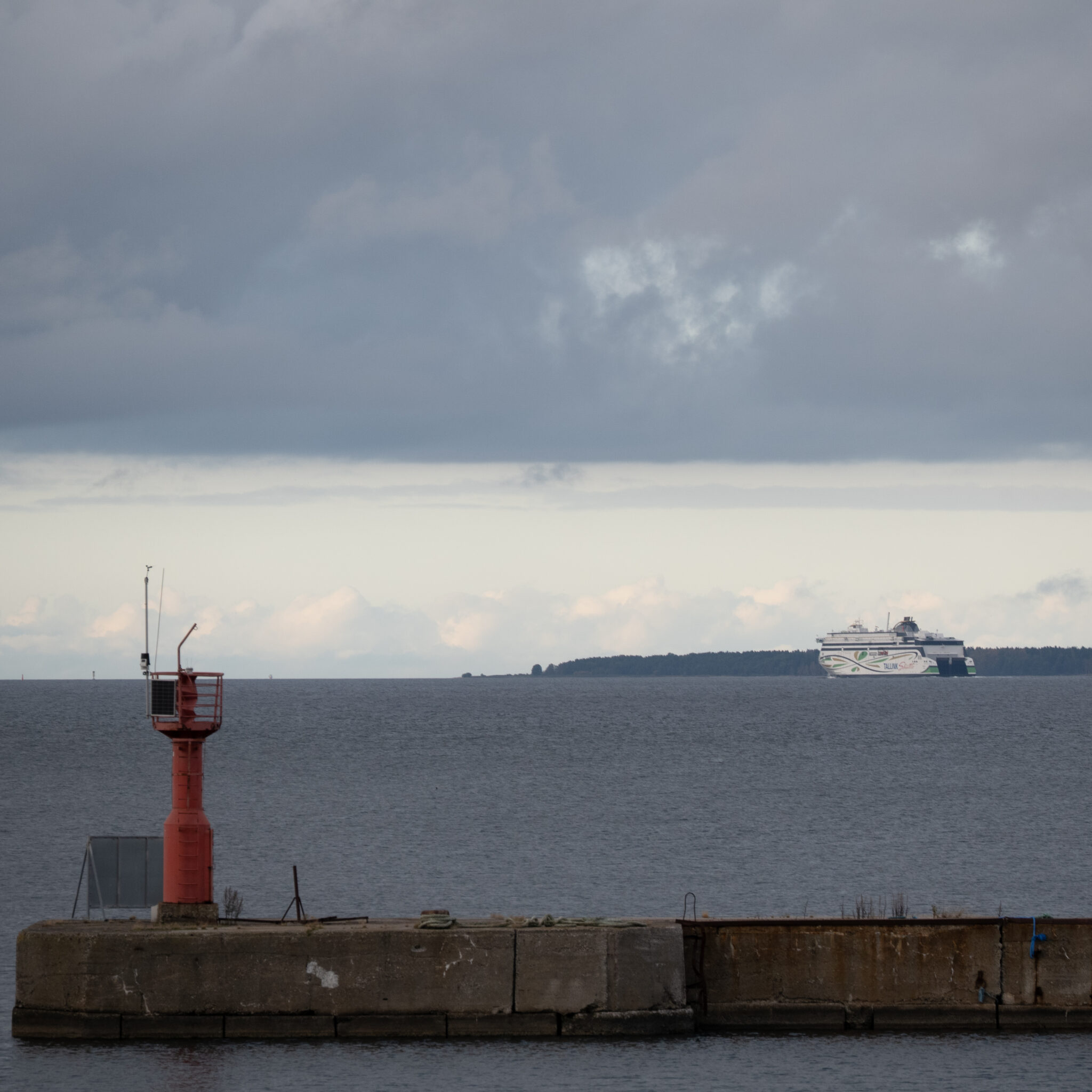 Tuletorn ja kruiisilaev silmapiiril.