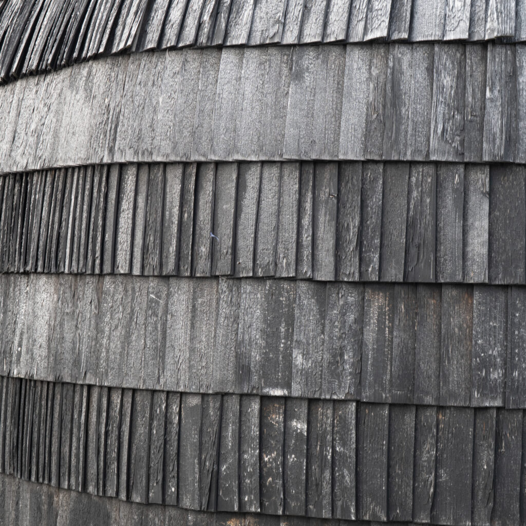 Ilmastikust kulunud puidust sindrisein.