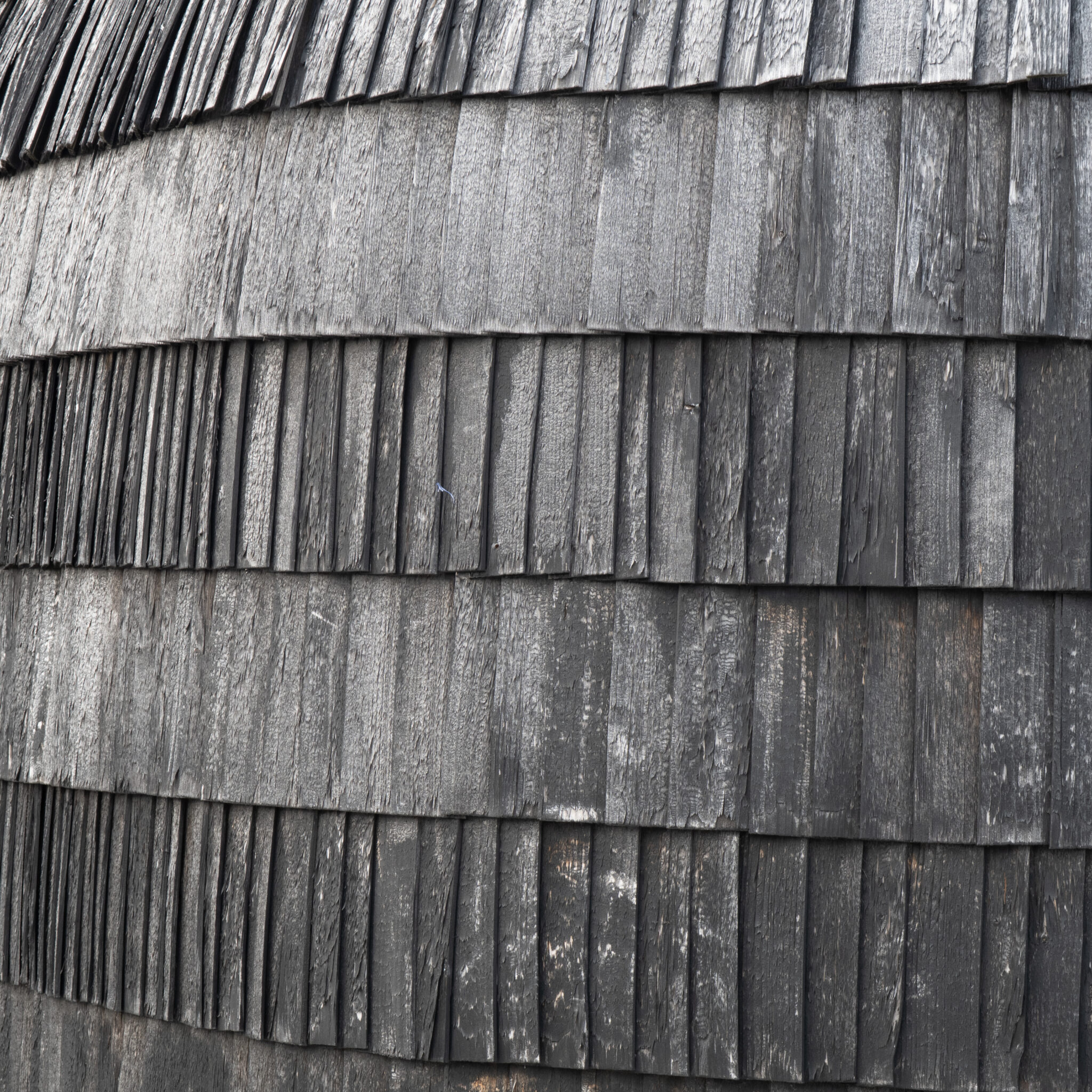 Ilmastikust kulunud puidust sindrisein.