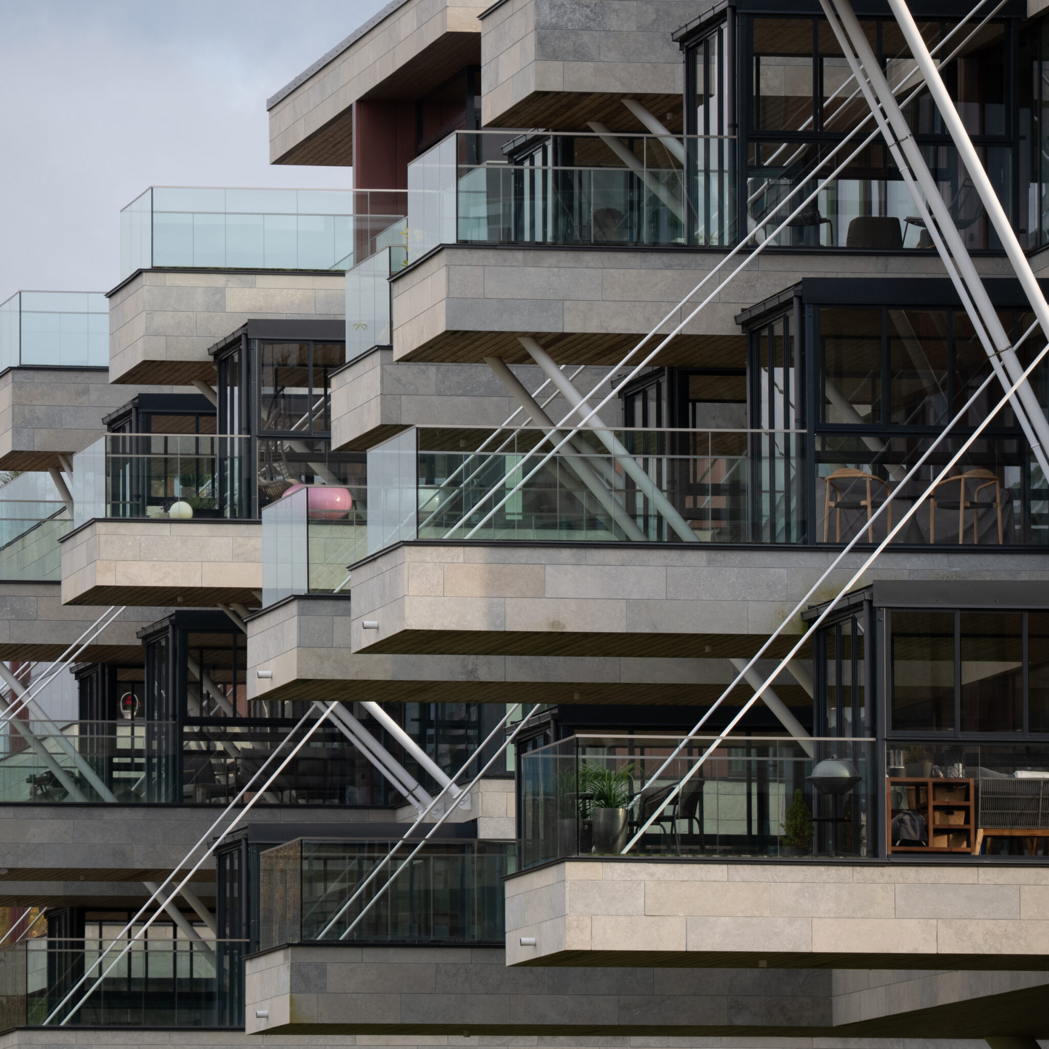 Kaasaegne kortermaja klaasrõdude ja terasraamistikuga.