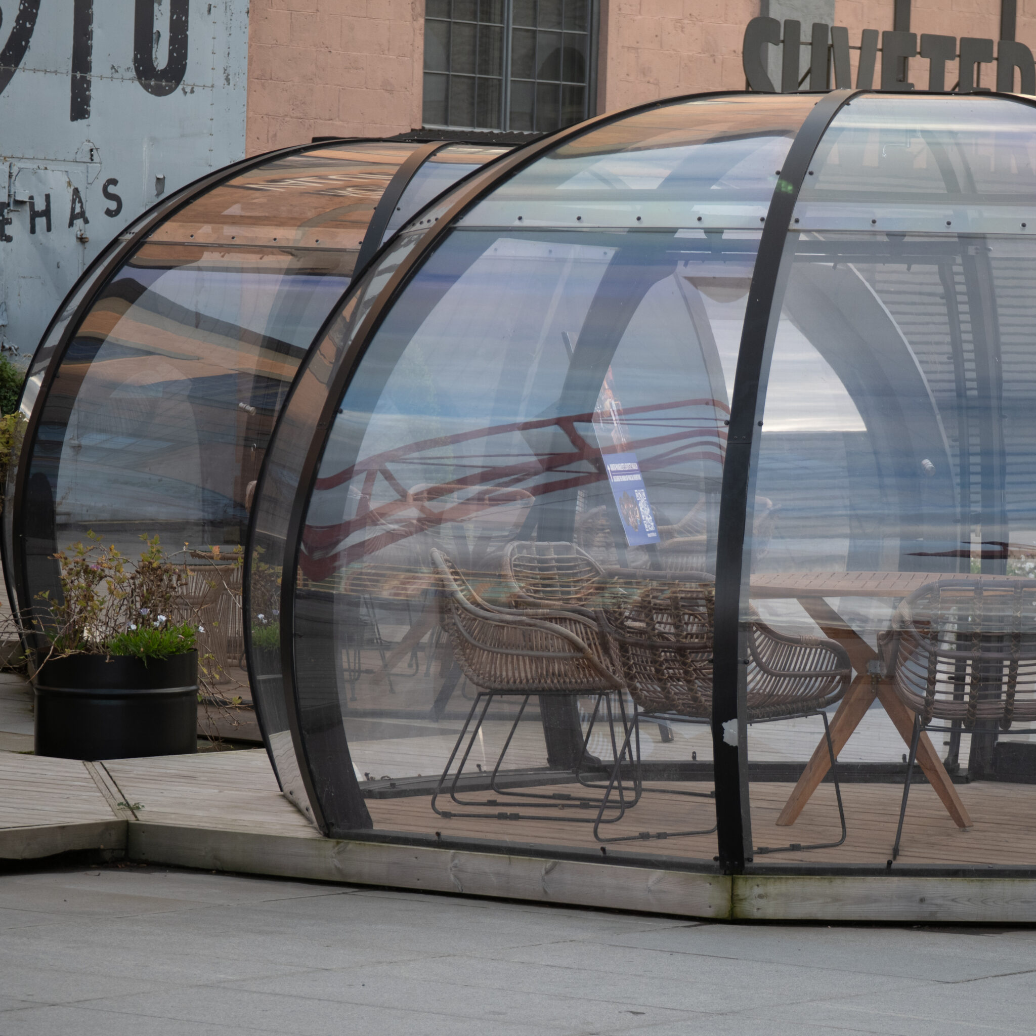 Klaaskuplid katavad välikohvikut, öko-disaini hõng.