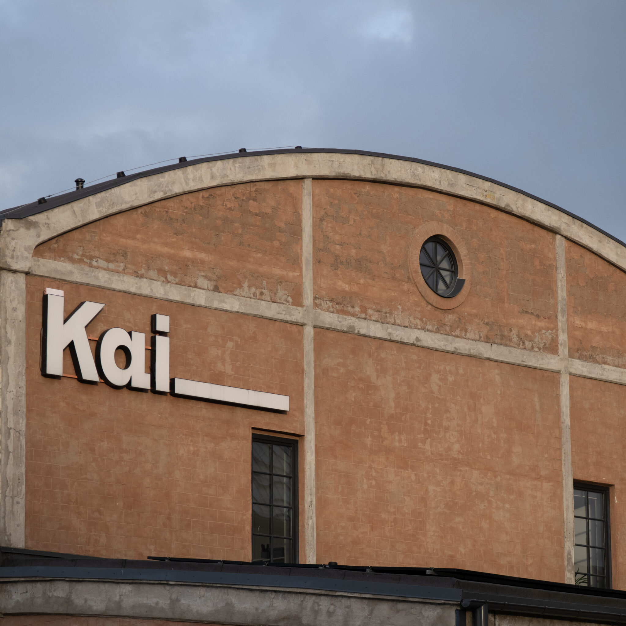 Kai hoone kaarjate katuste ja ümmarguse aknaga.