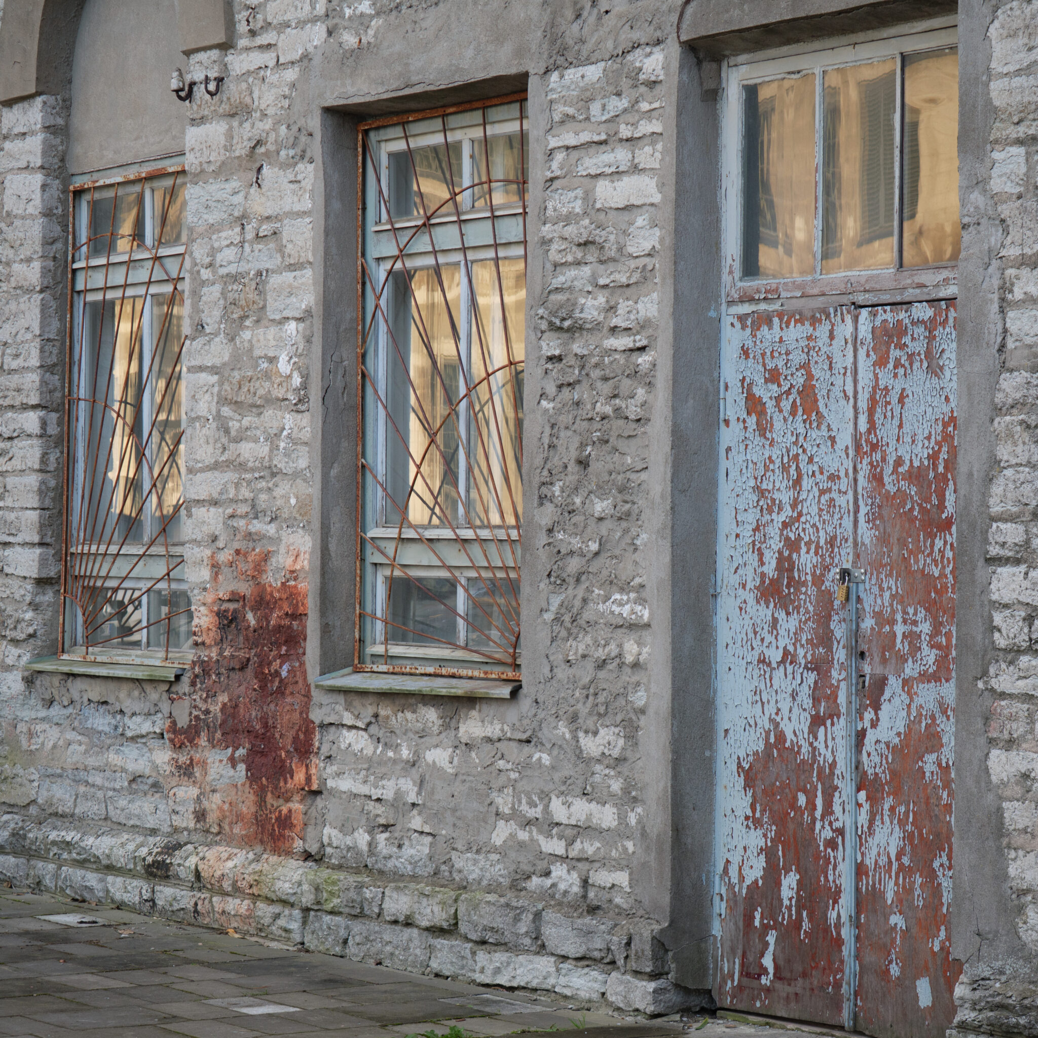 Roostes uksed ja aknad ilmastikust kulunud hoonel.