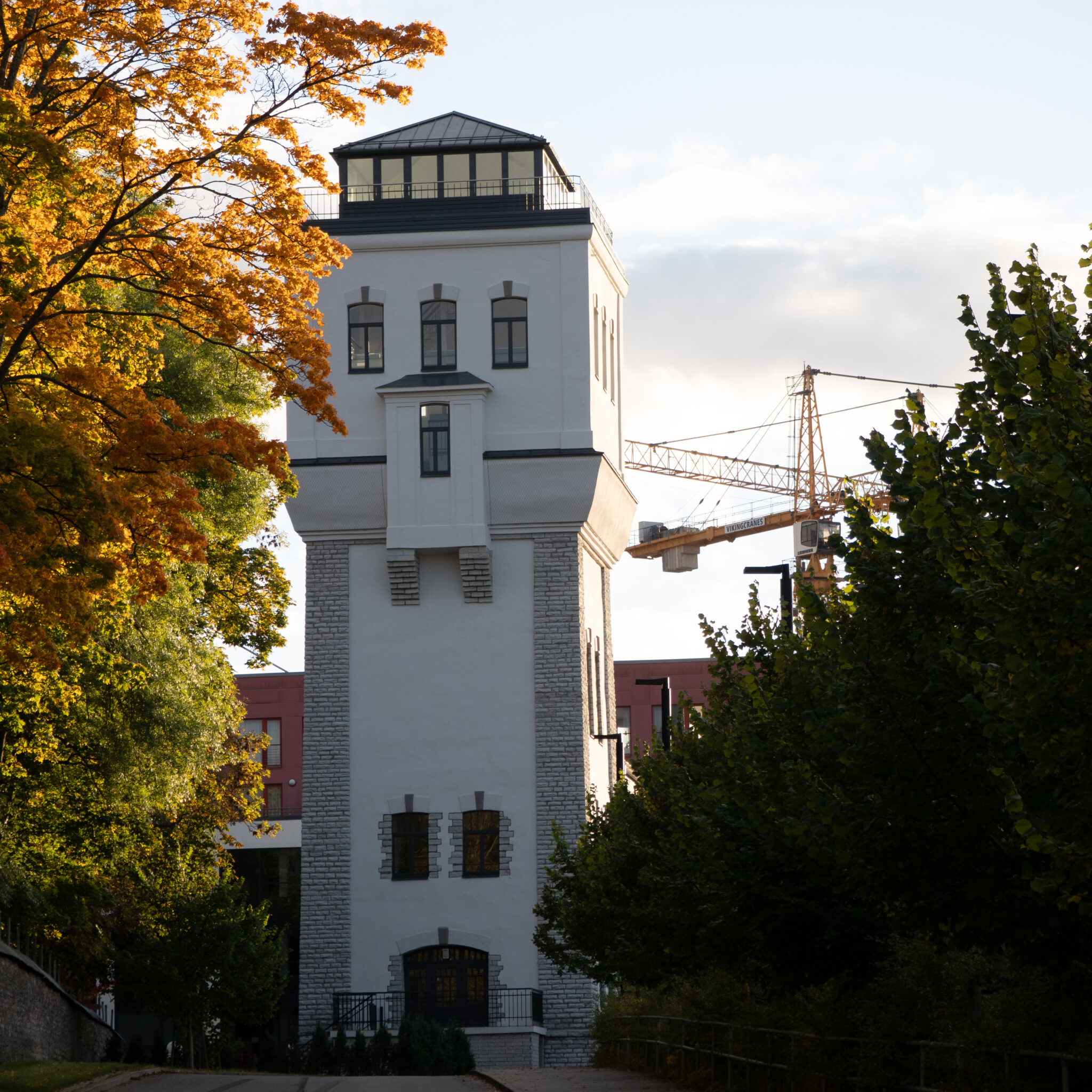 Kõrge valge torn, taustal kraana.