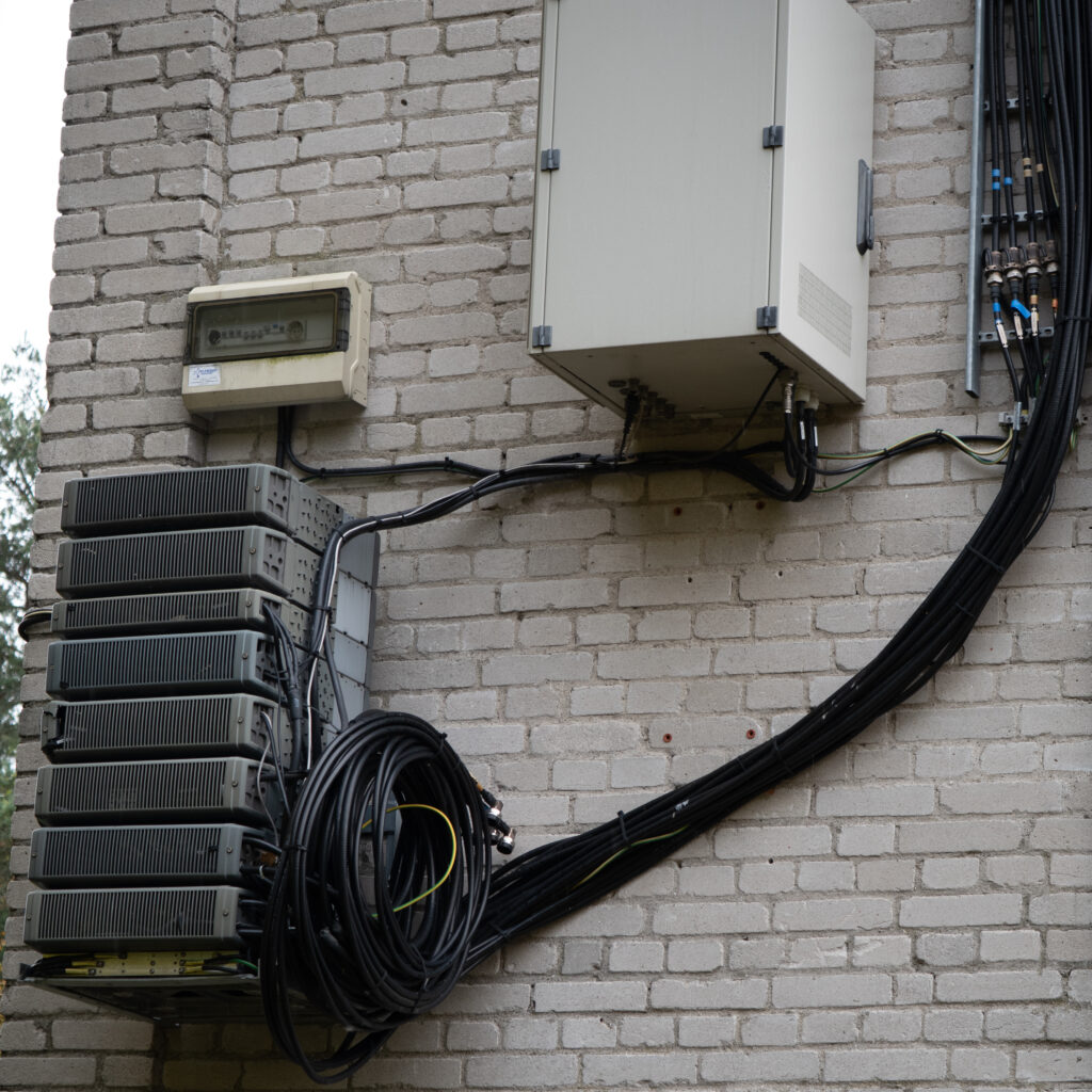 Tellissein elektroonikaseadmete ja juhtmekuhjaga.