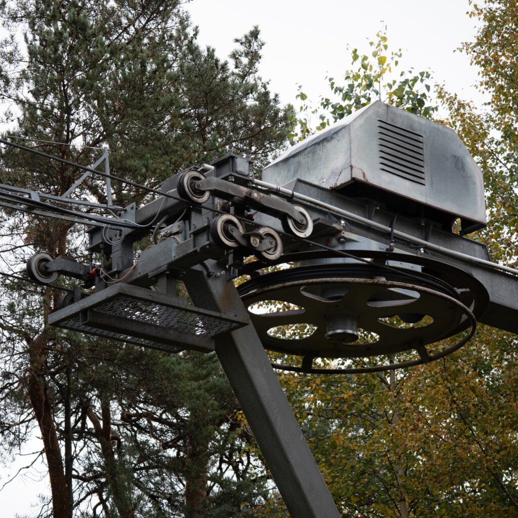 Suusamäe tõstemehhanism puudega taustal.