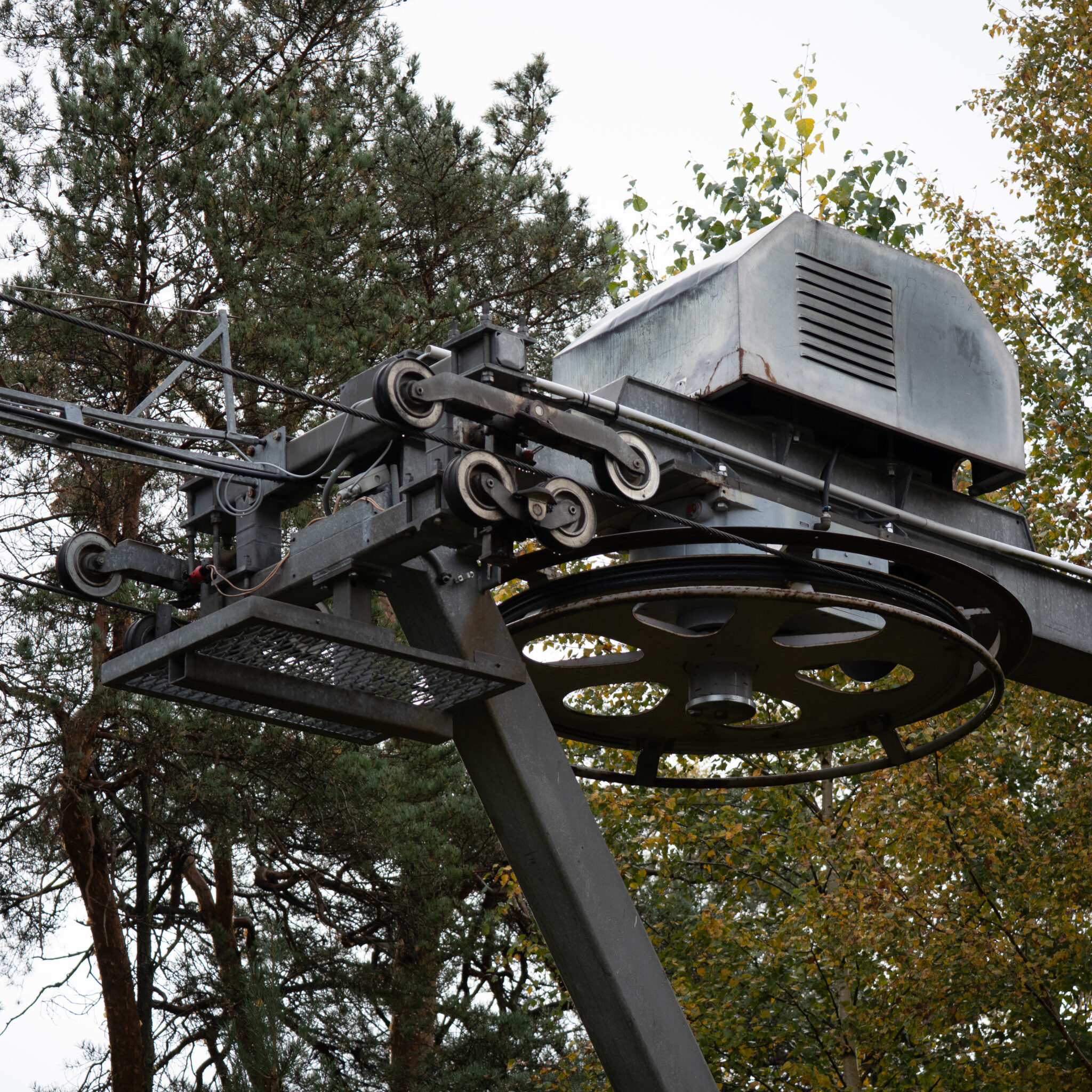 Suusamäe tõstemehhanism puudega taustal.