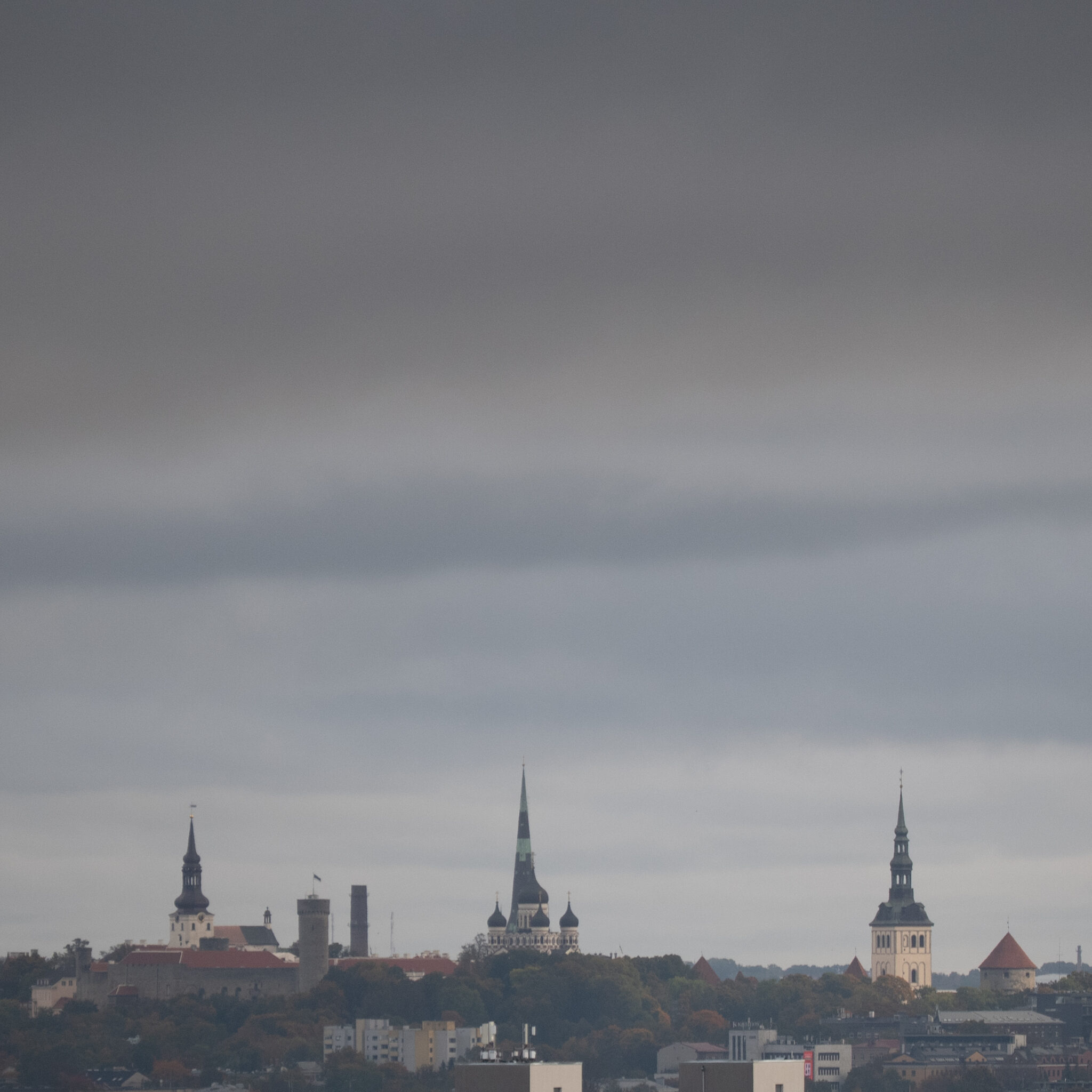 Tallinna siluett tumedate pilvede all.