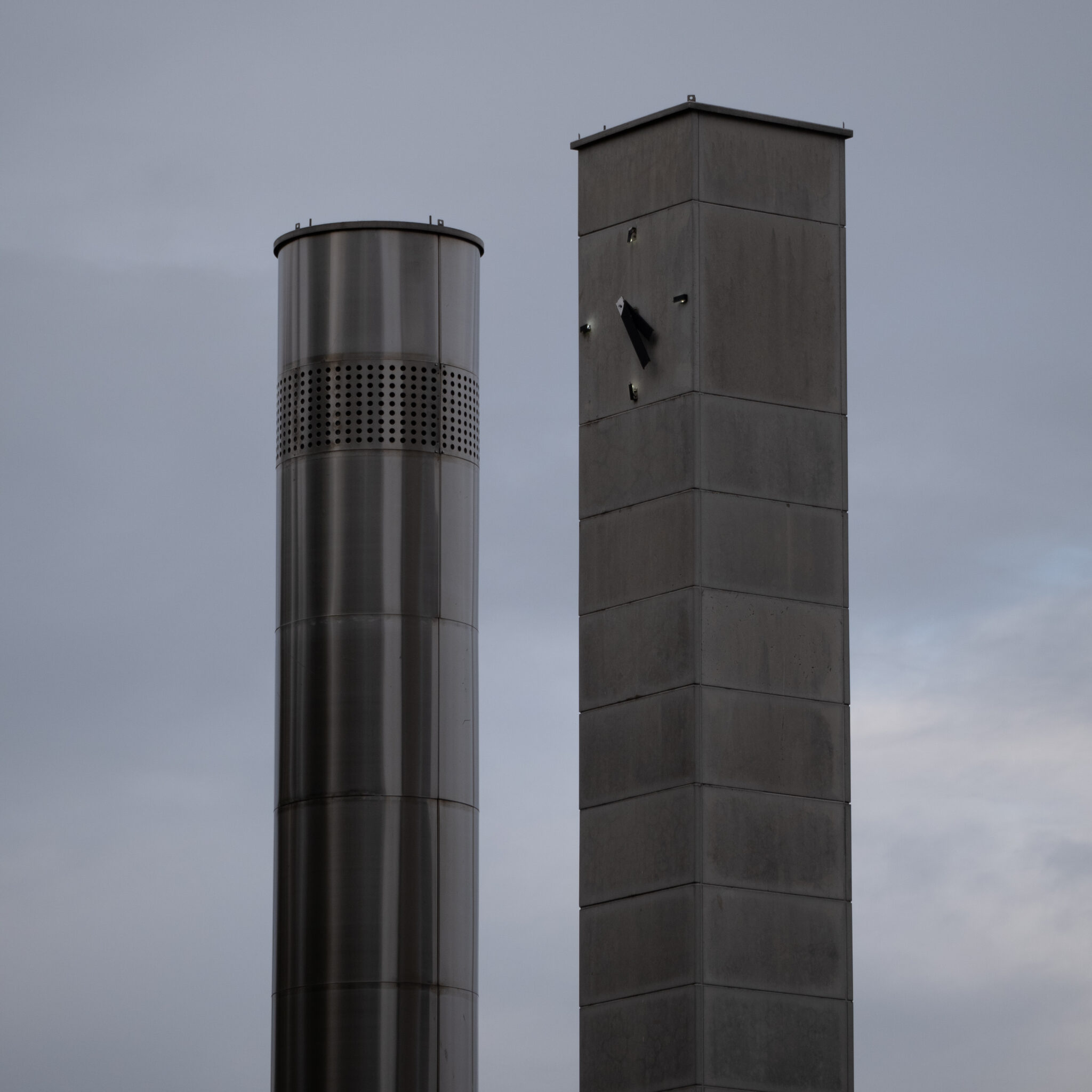 Kaks kõrget silindrikujulist rajatist pilvise taeva taustal.