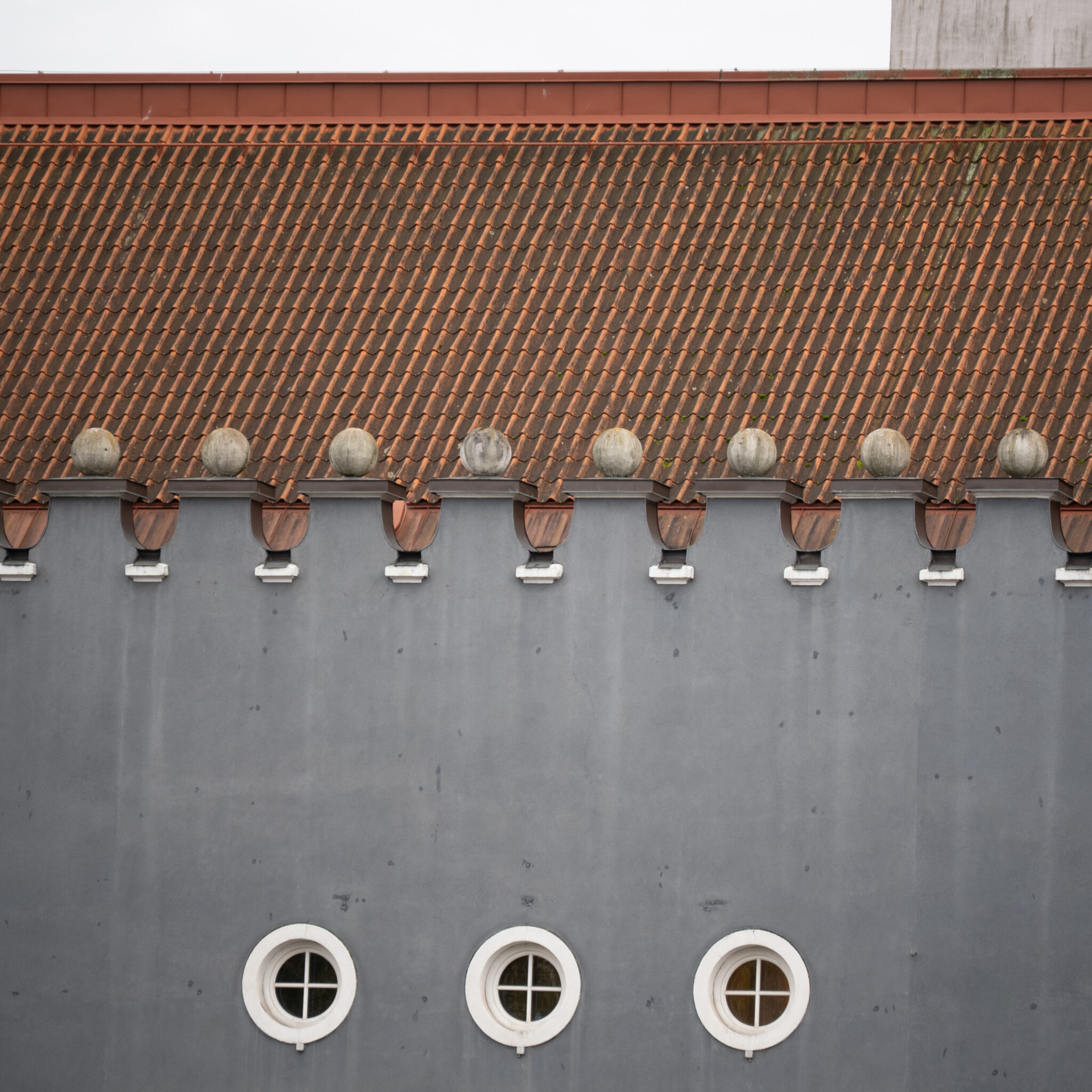 Hall sein punase katuse ja valgete akendega.