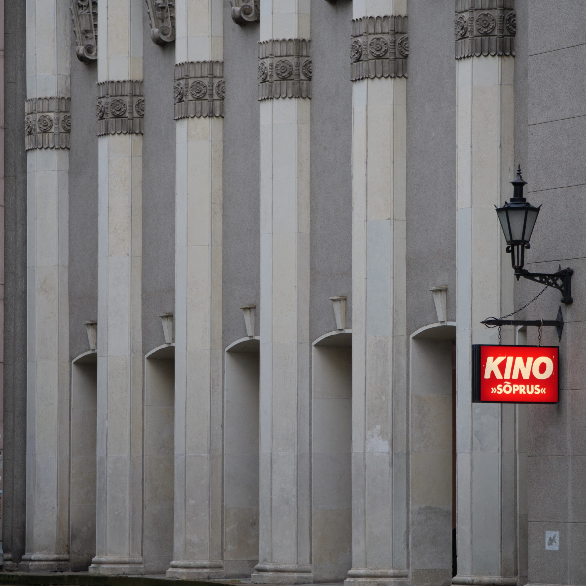 Suursugune klassikaline sammastega hoone punase Kino Sõpruse sildiga.