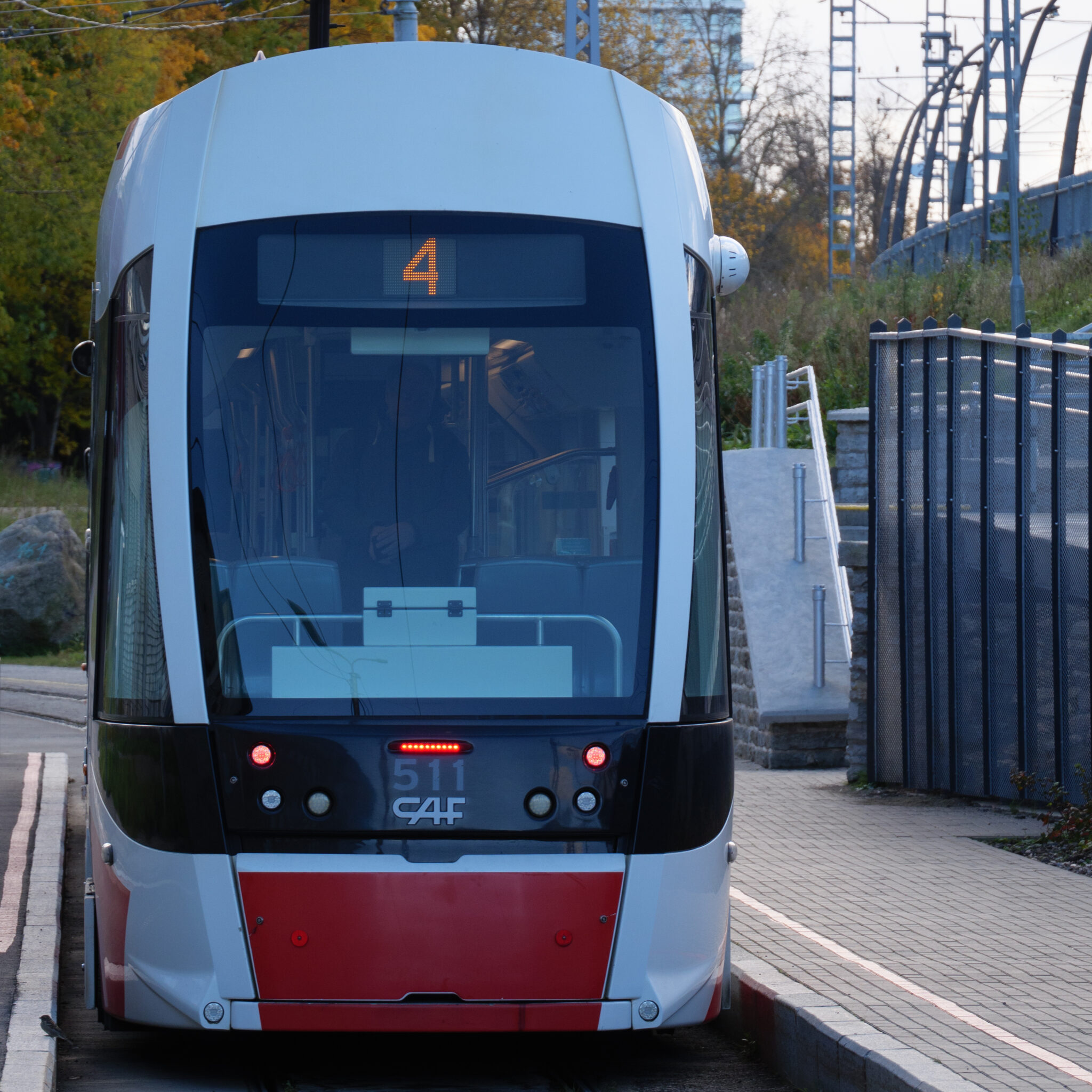 Tramm, mille esiküljel on number 4.