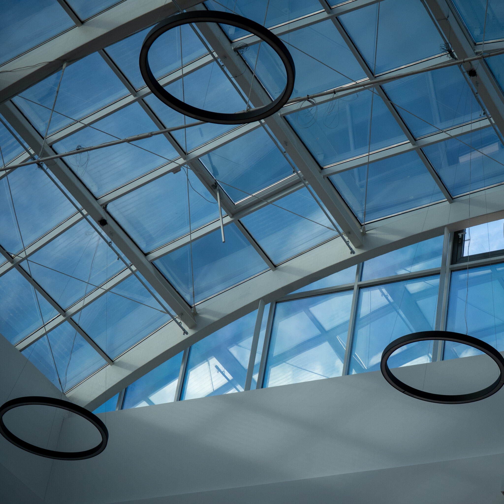 Moodne lagi suurte klaaspaneelide ja ümmarguste valgustitega.