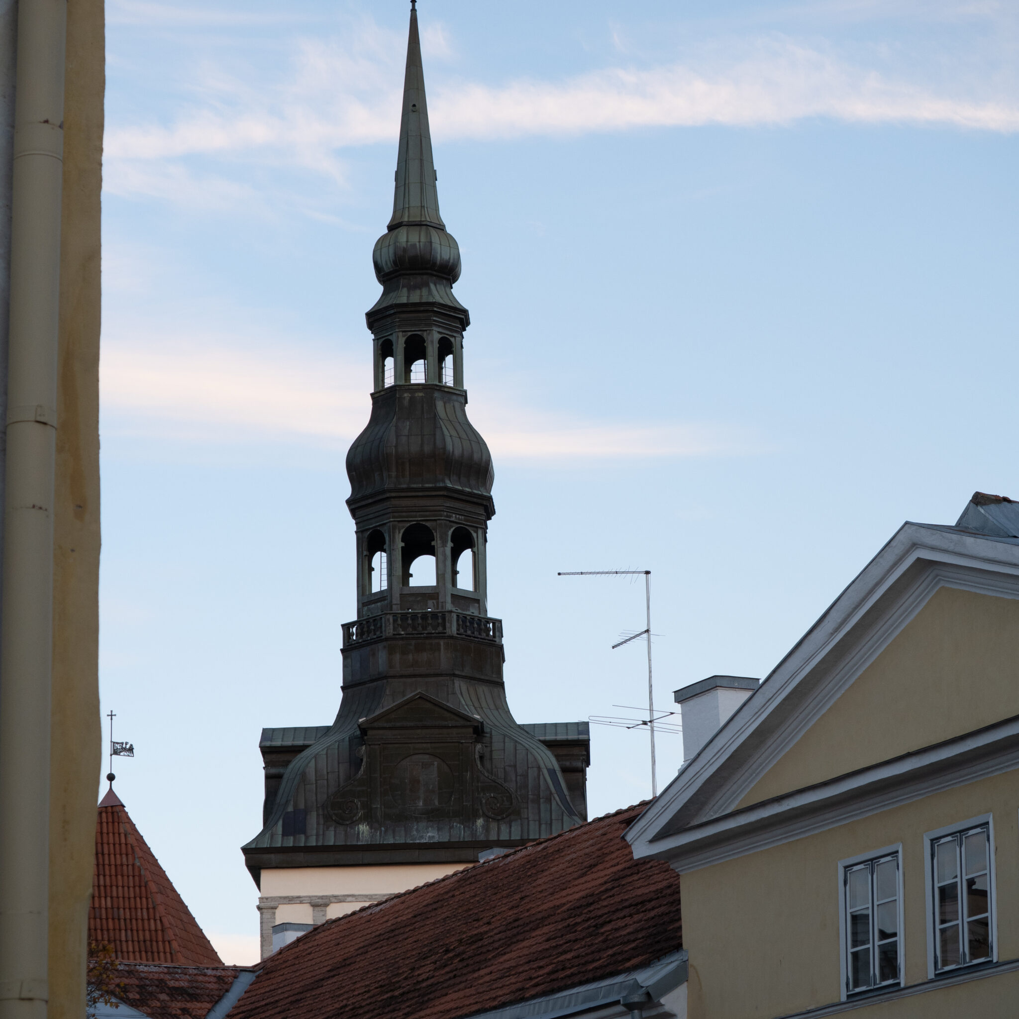 Kõrge tornikiivriga hoone selge taeva taustal.