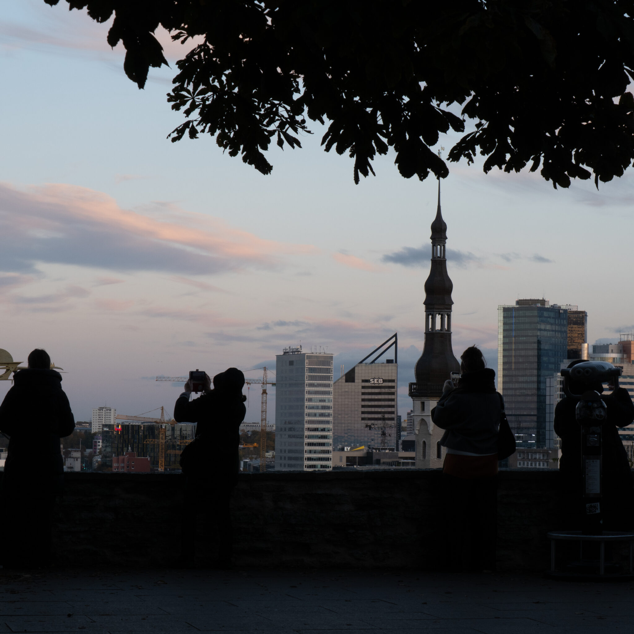 Inimesed kogunevad vaatama päikeseloojangut Tallinna silueti kohal.