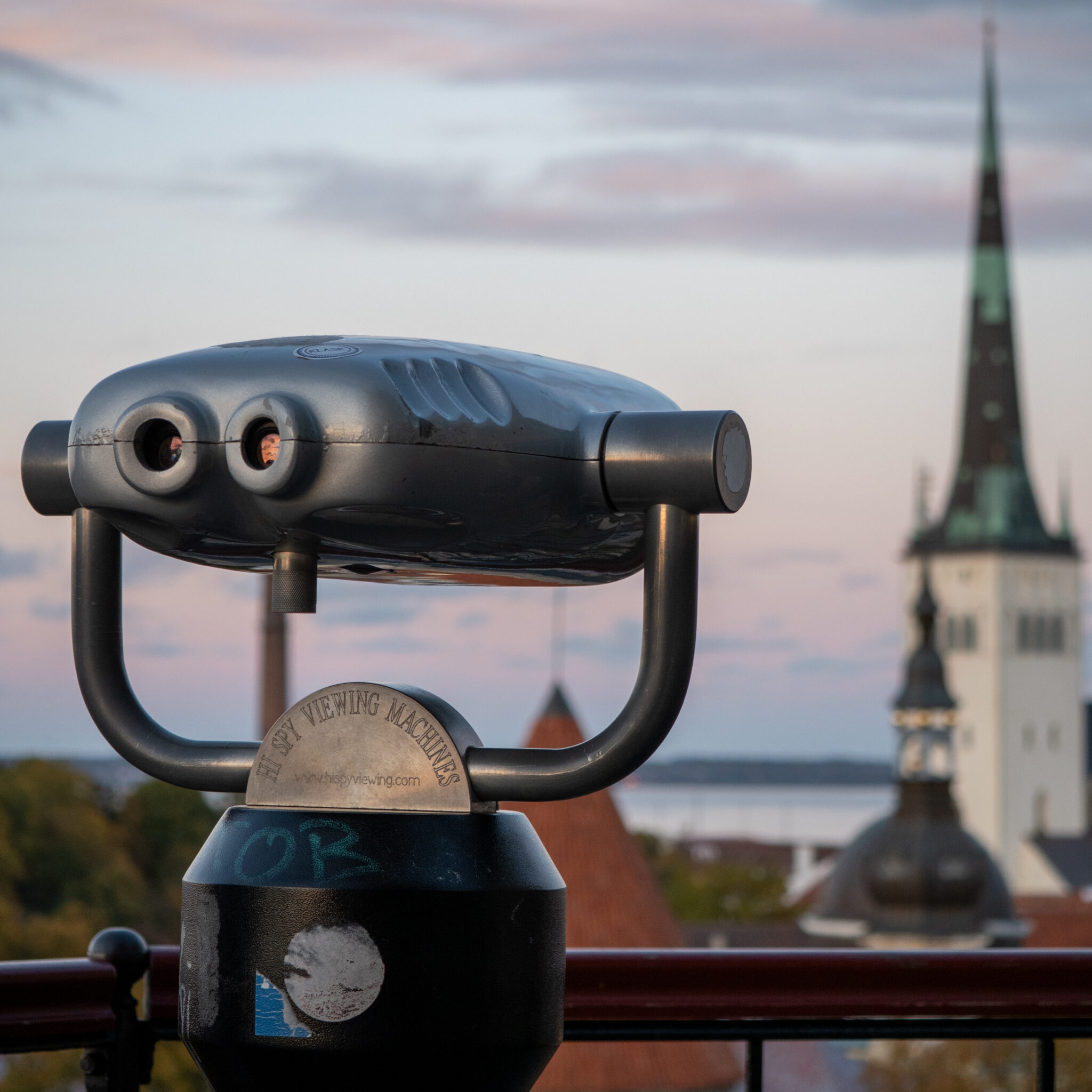 Teleskoop vaatega kirikutornile.