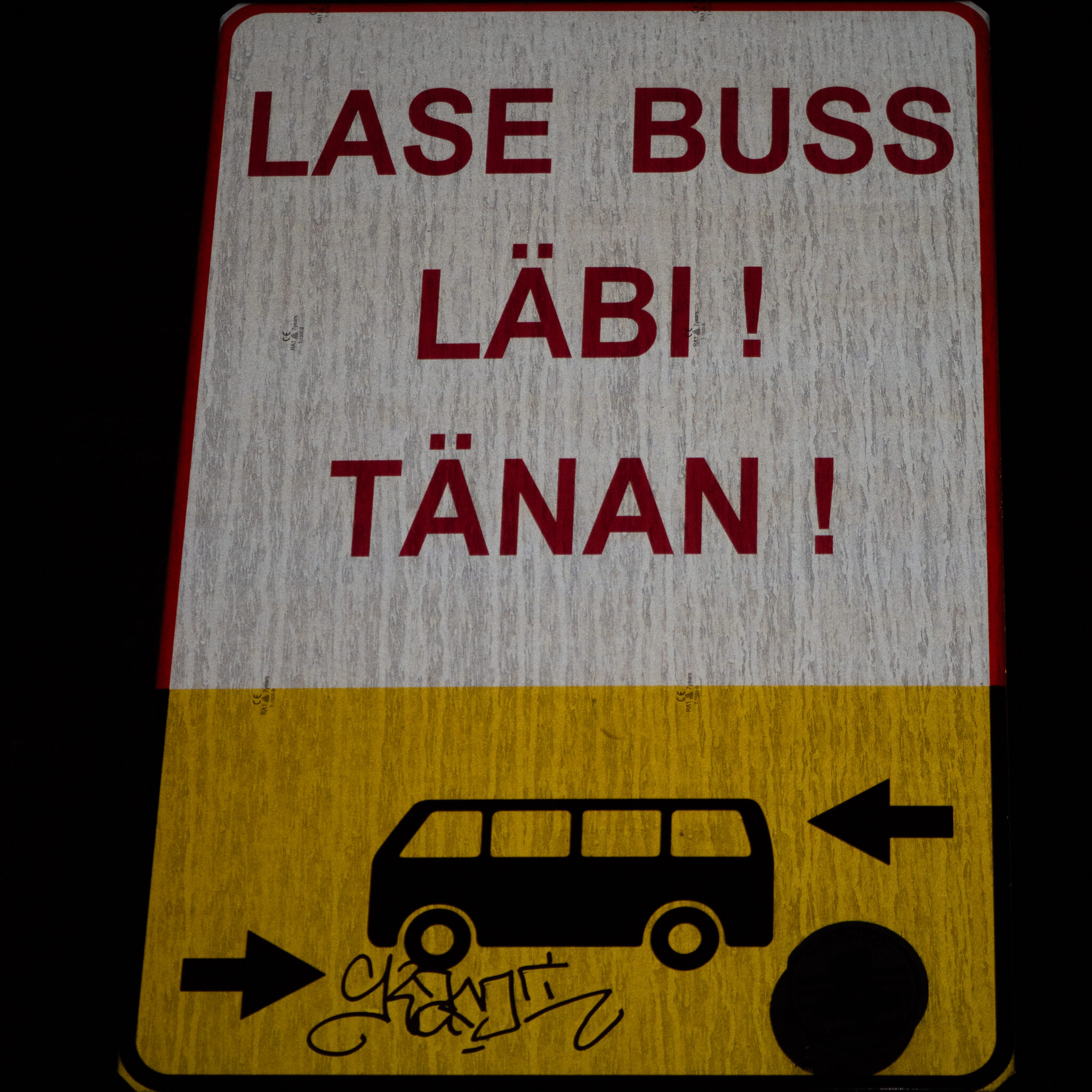 Eestikeelne liiklusmärk hoiatab juhte busside eest ettevaatlik olema.