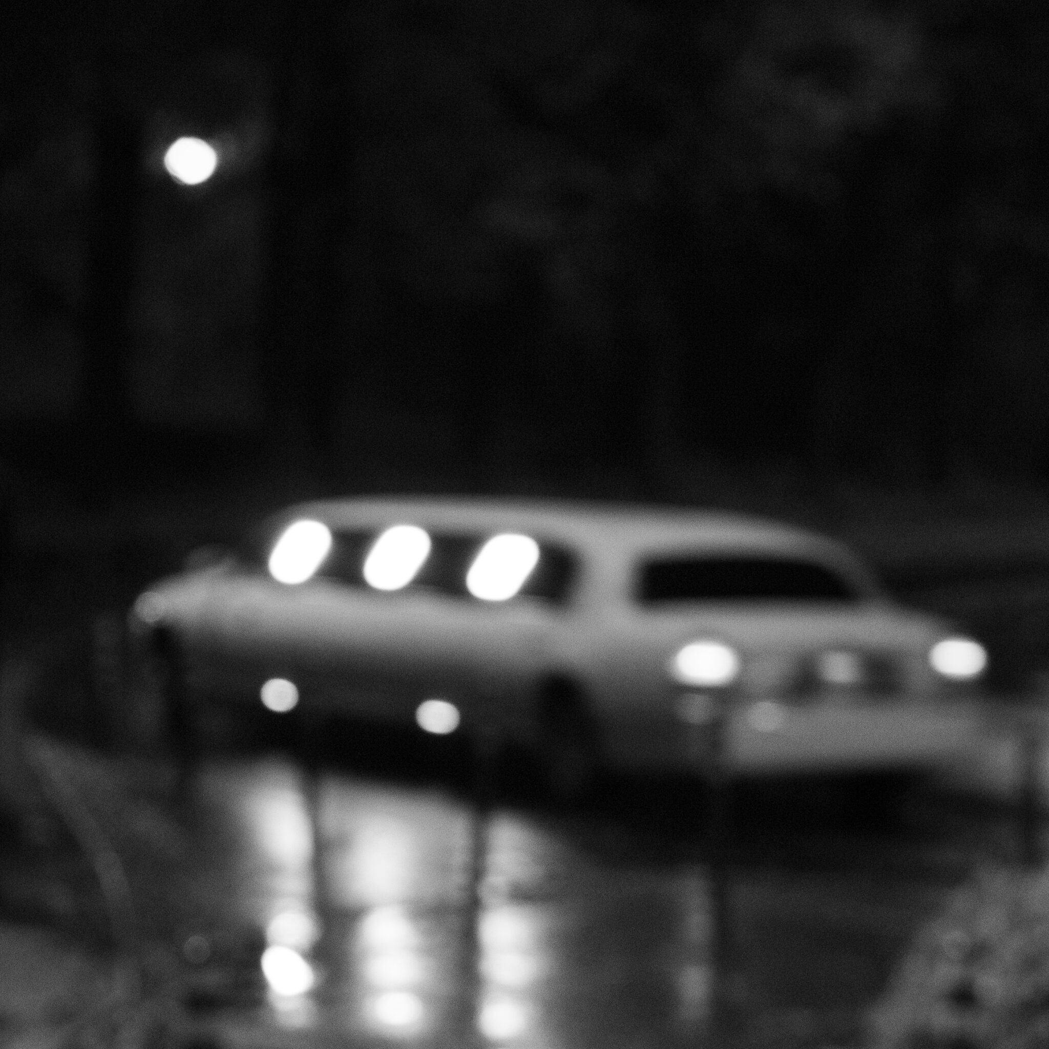 Udune foto sisselülitatud esituledega autost.