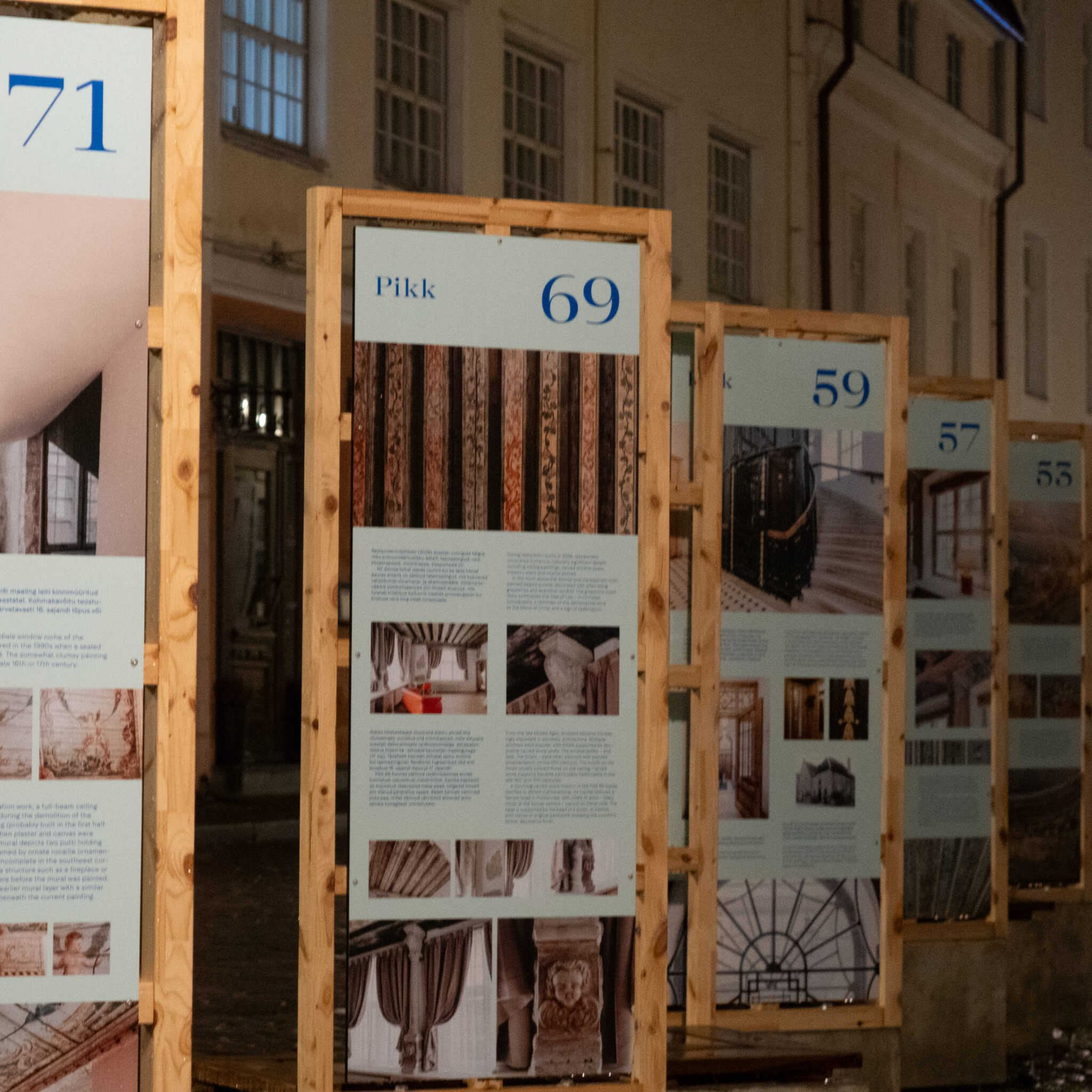 Pikk 69 puidust infotahvel tekstide ja piltidega.
