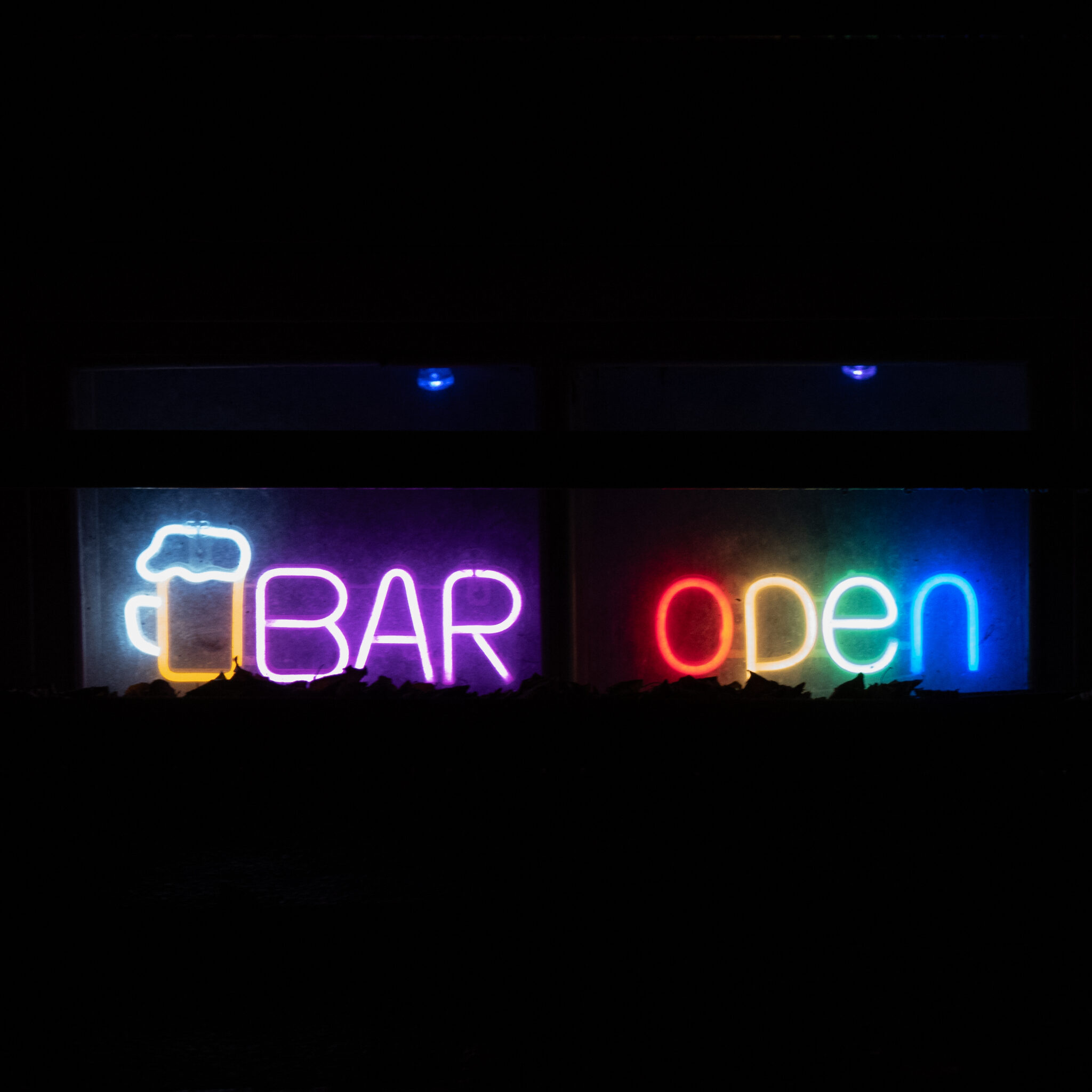 Neoonsilt avatud baarile.