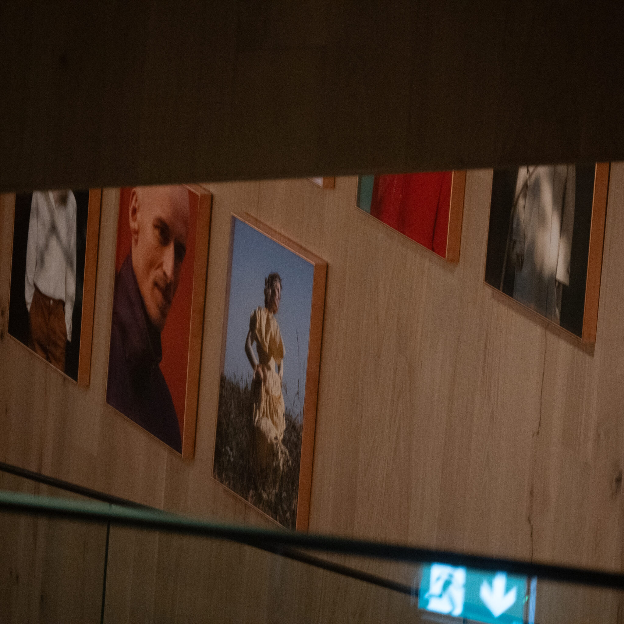 Inimeste fotod seinal, üks neist kleidis.