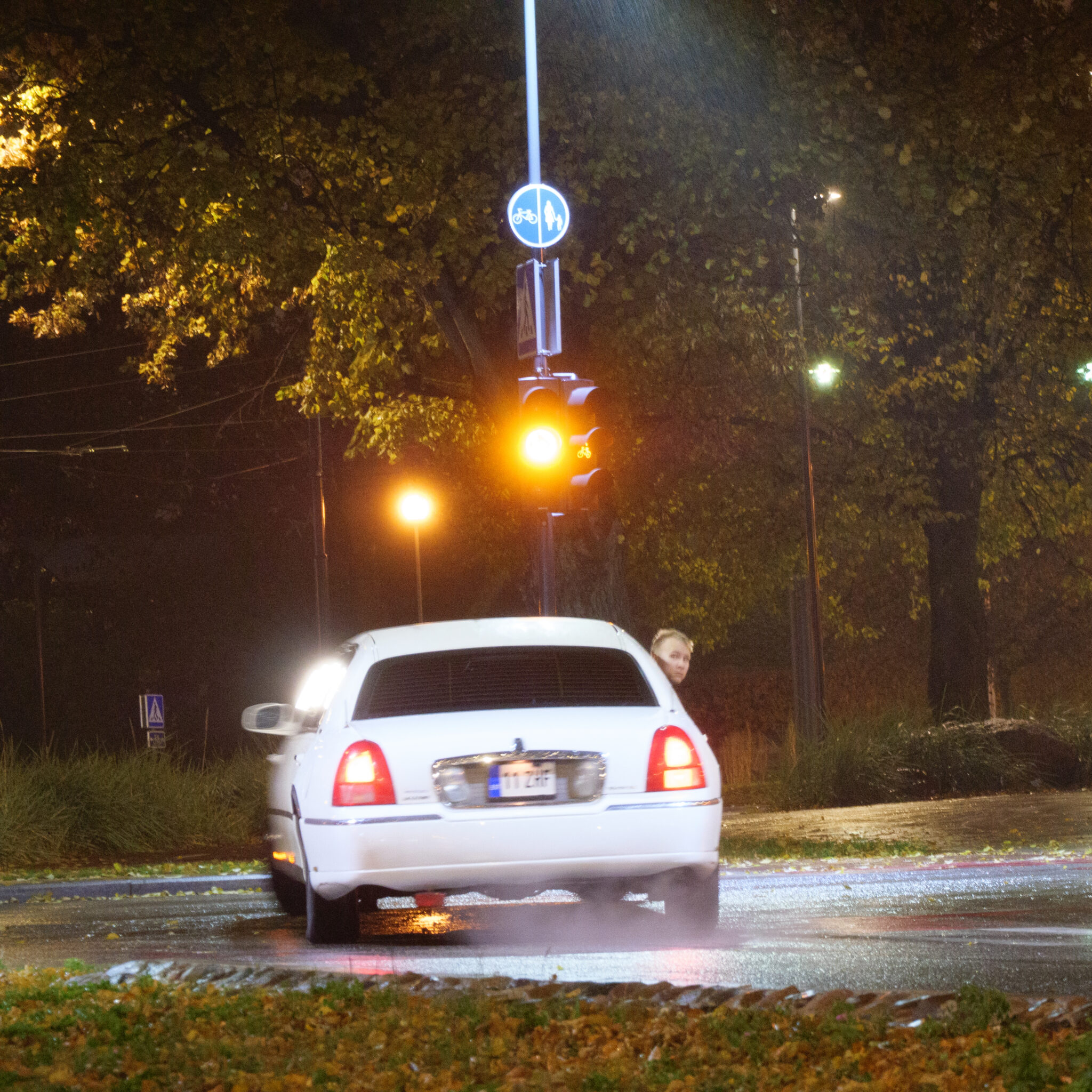 Valge limusiin öösel foori taga ootamas.