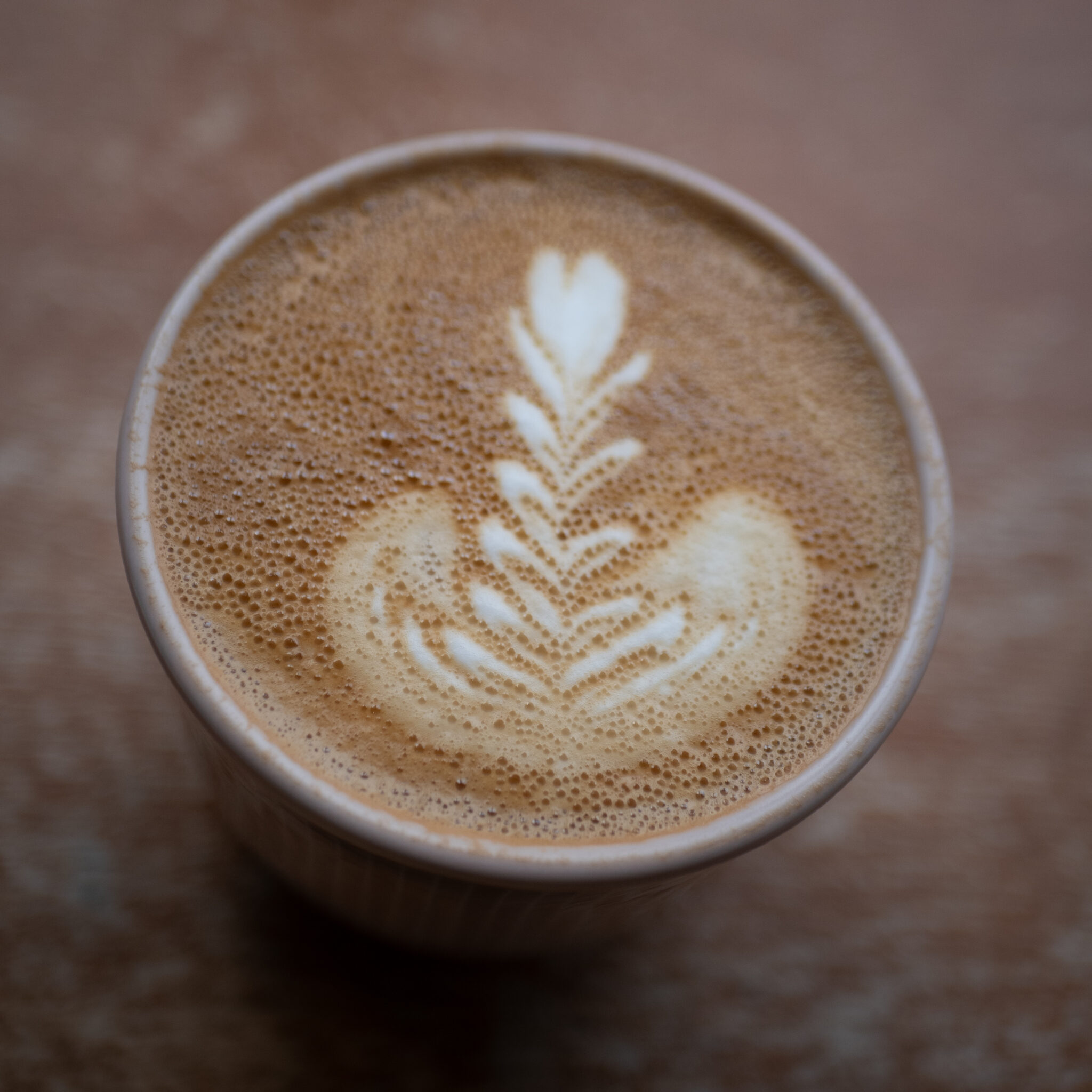 Latte südamekujulise piimavahumustriga.