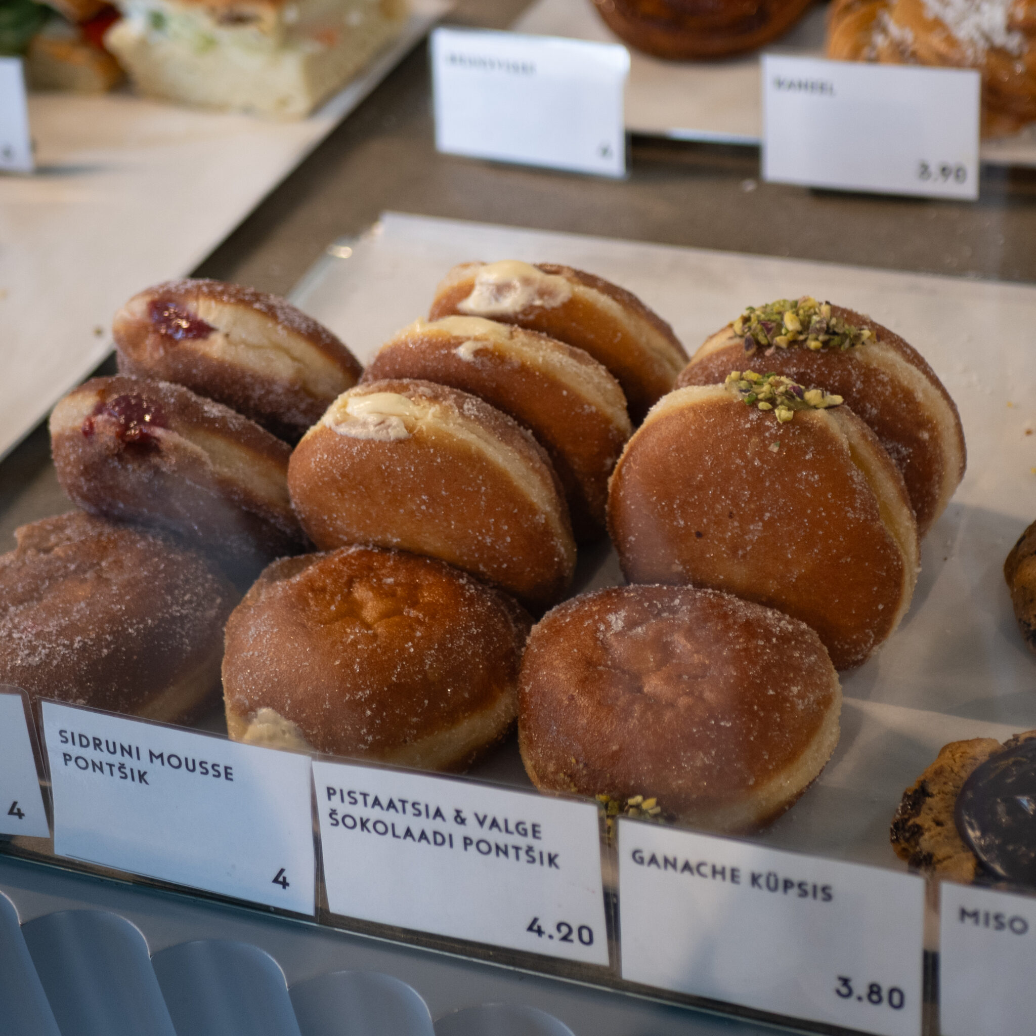 Väljapanekul sõõrikud erinevate katetega.