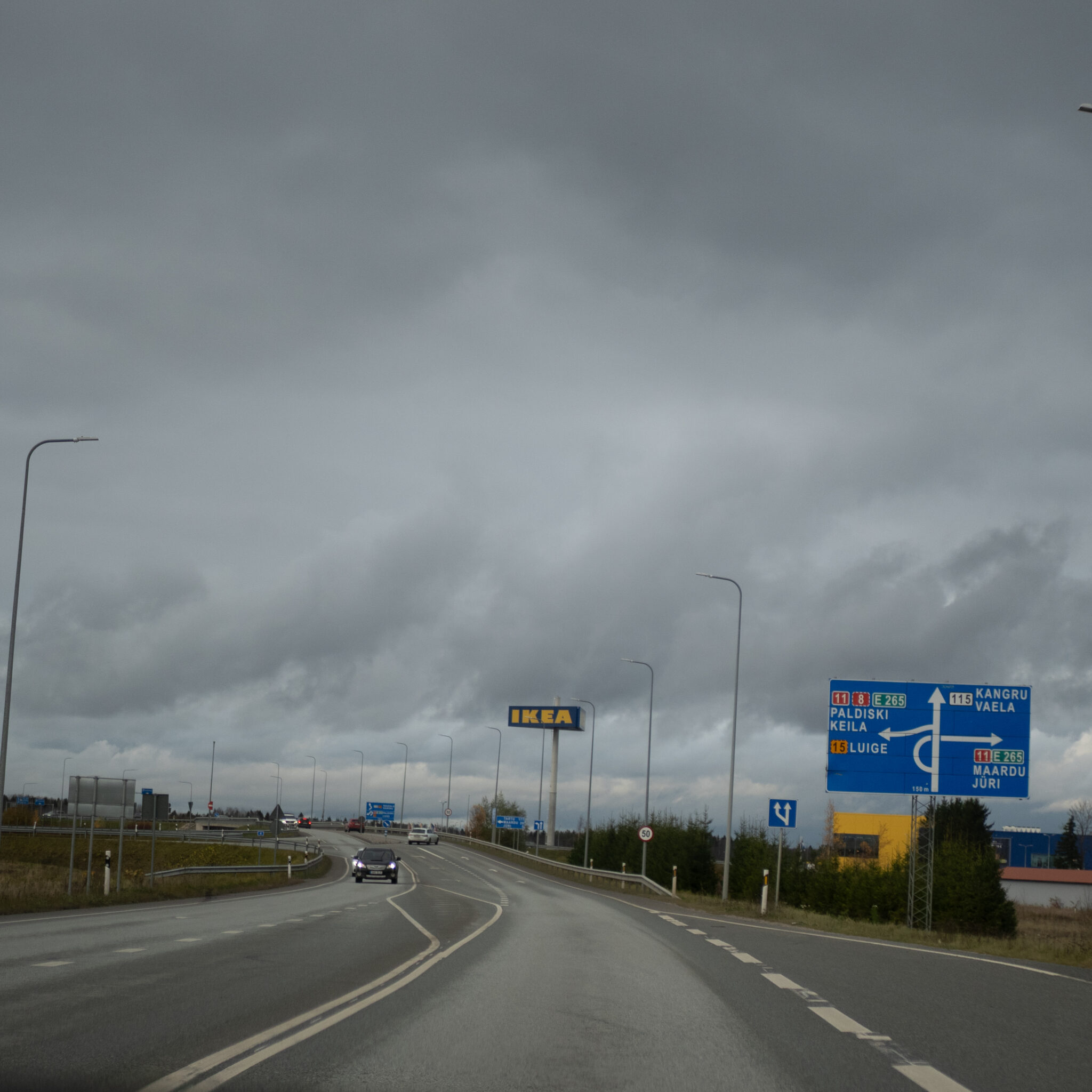 Auto sõidab maanteel, kõrval IKEA silt.